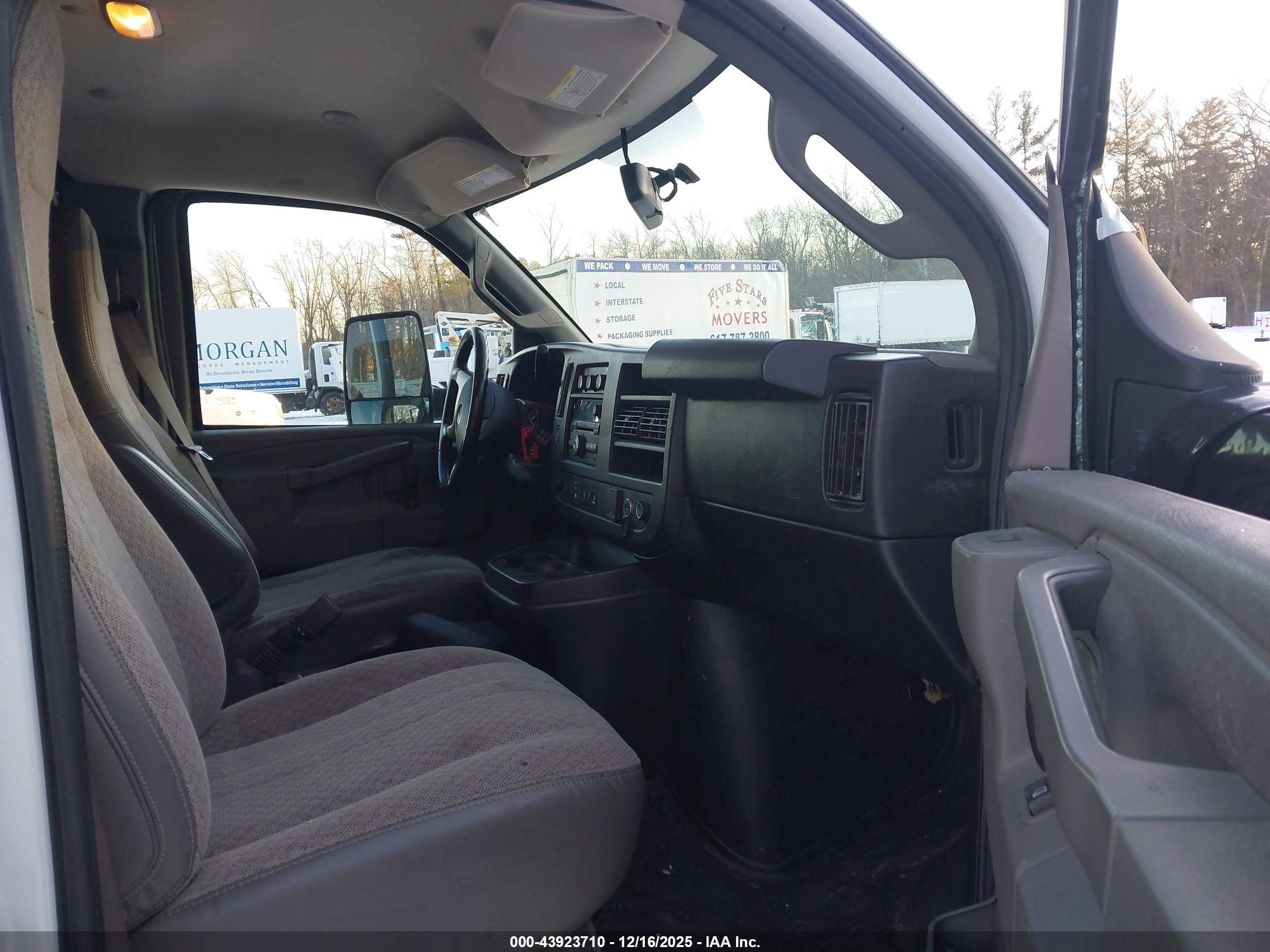 CHEVROLET EXPRESS image 8