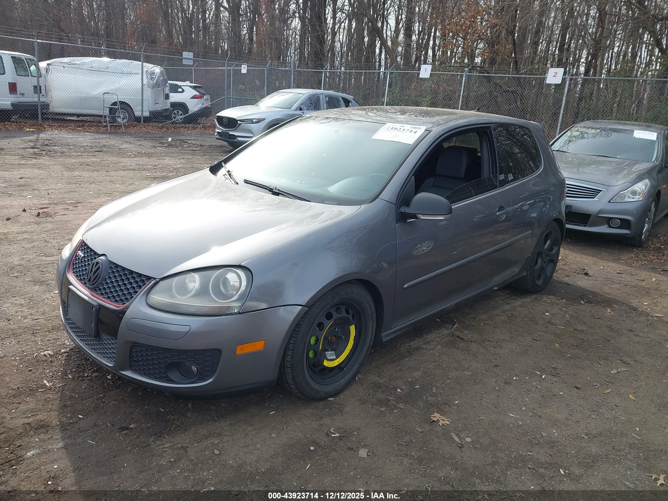 VOLKSWAGEN GTI image 2