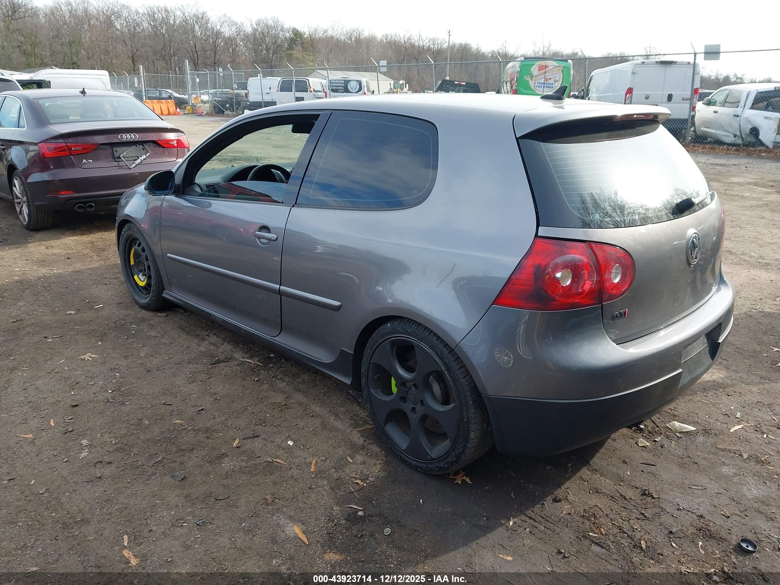 VOLKSWAGEN GTI image 3