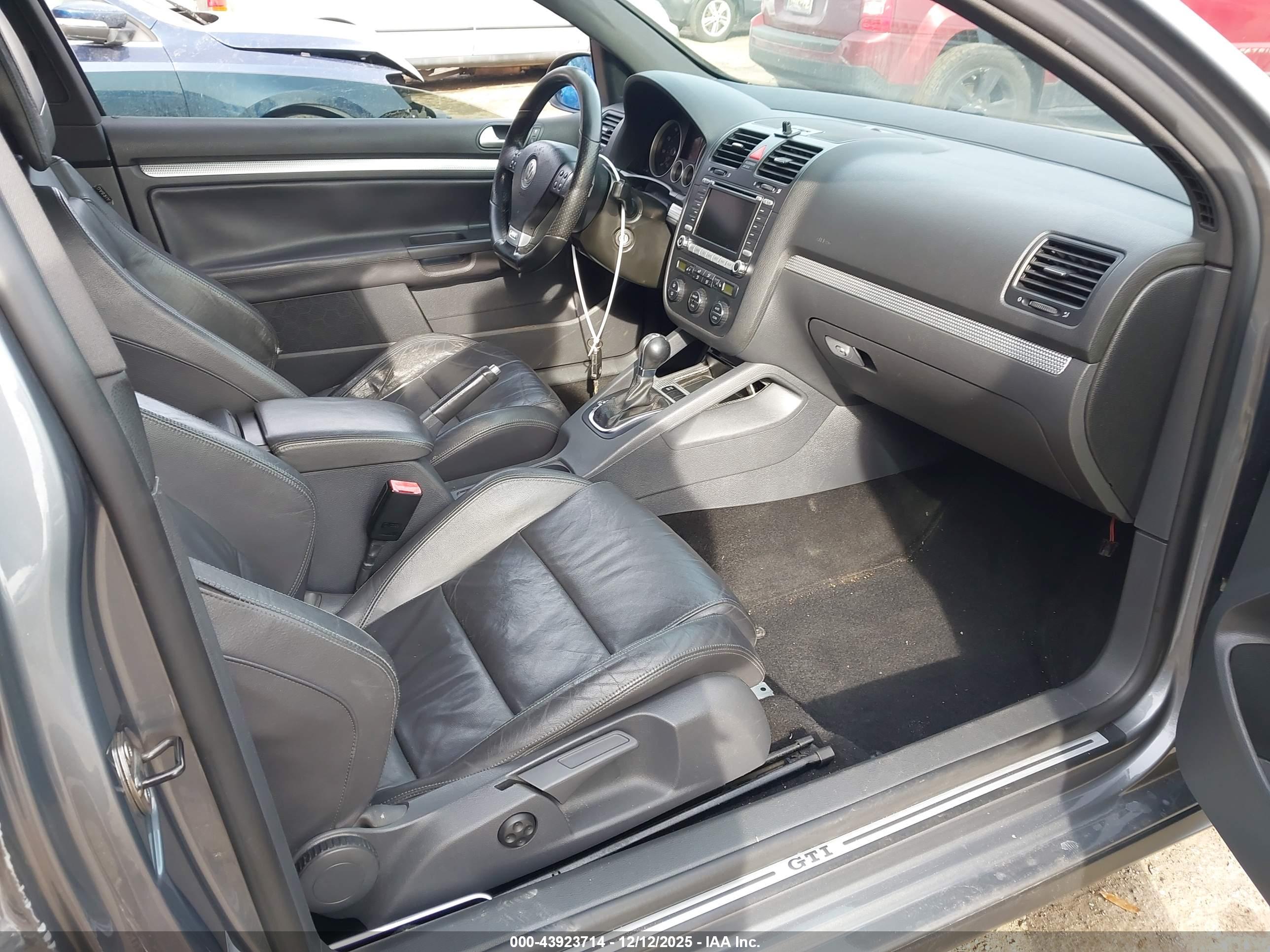 VOLKSWAGEN GTI image 5