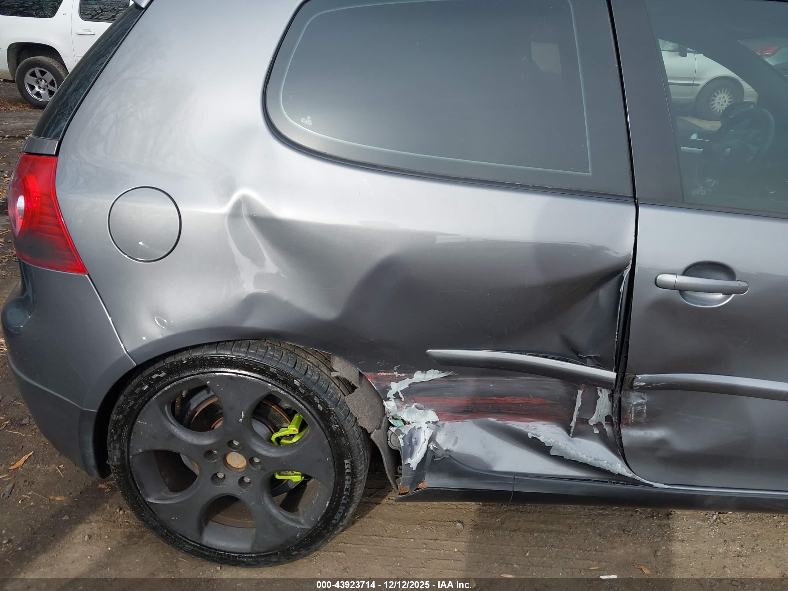 VOLKSWAGEN GTI image 6