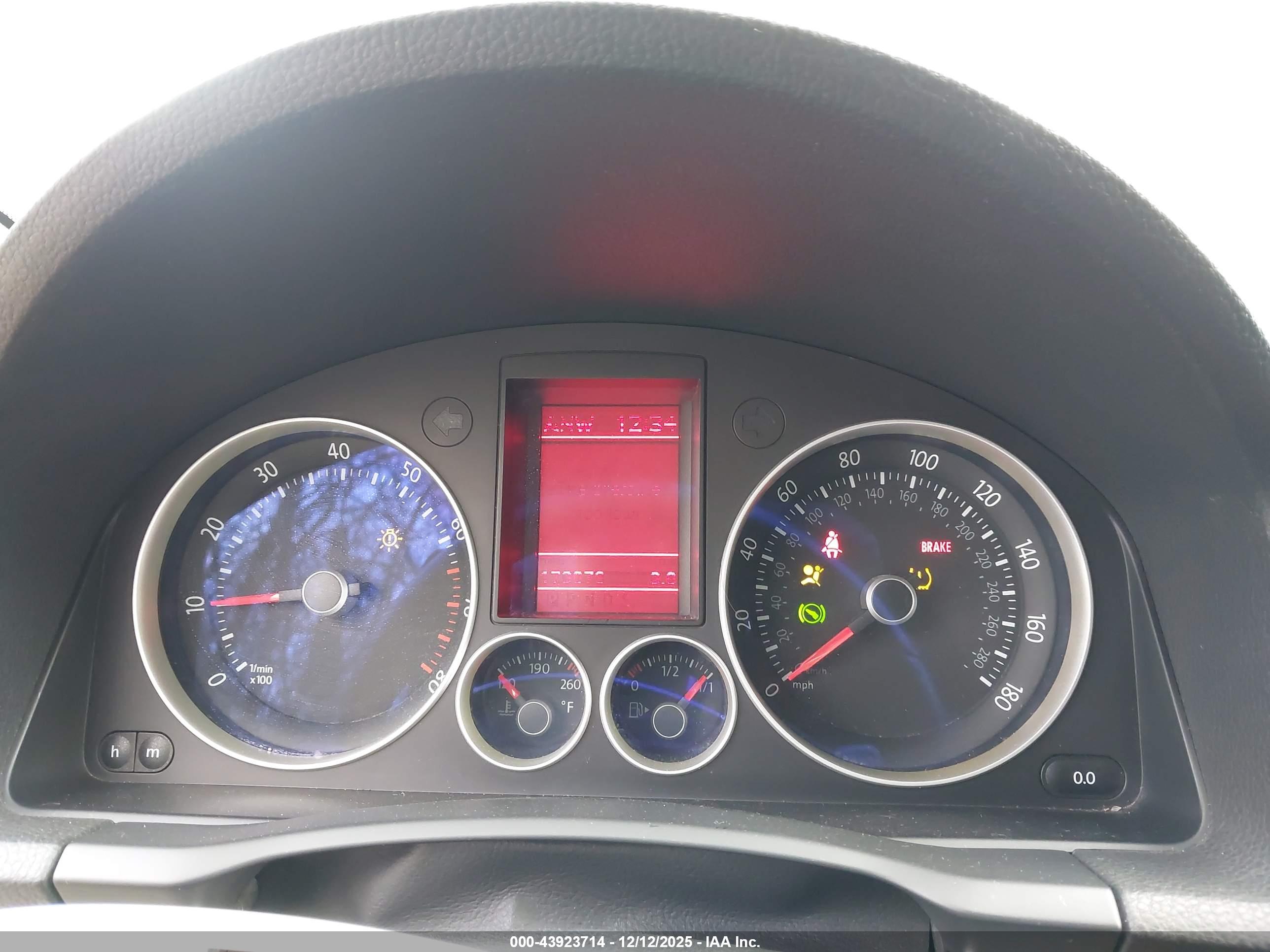 VOLKSWAGEN GTI image 7