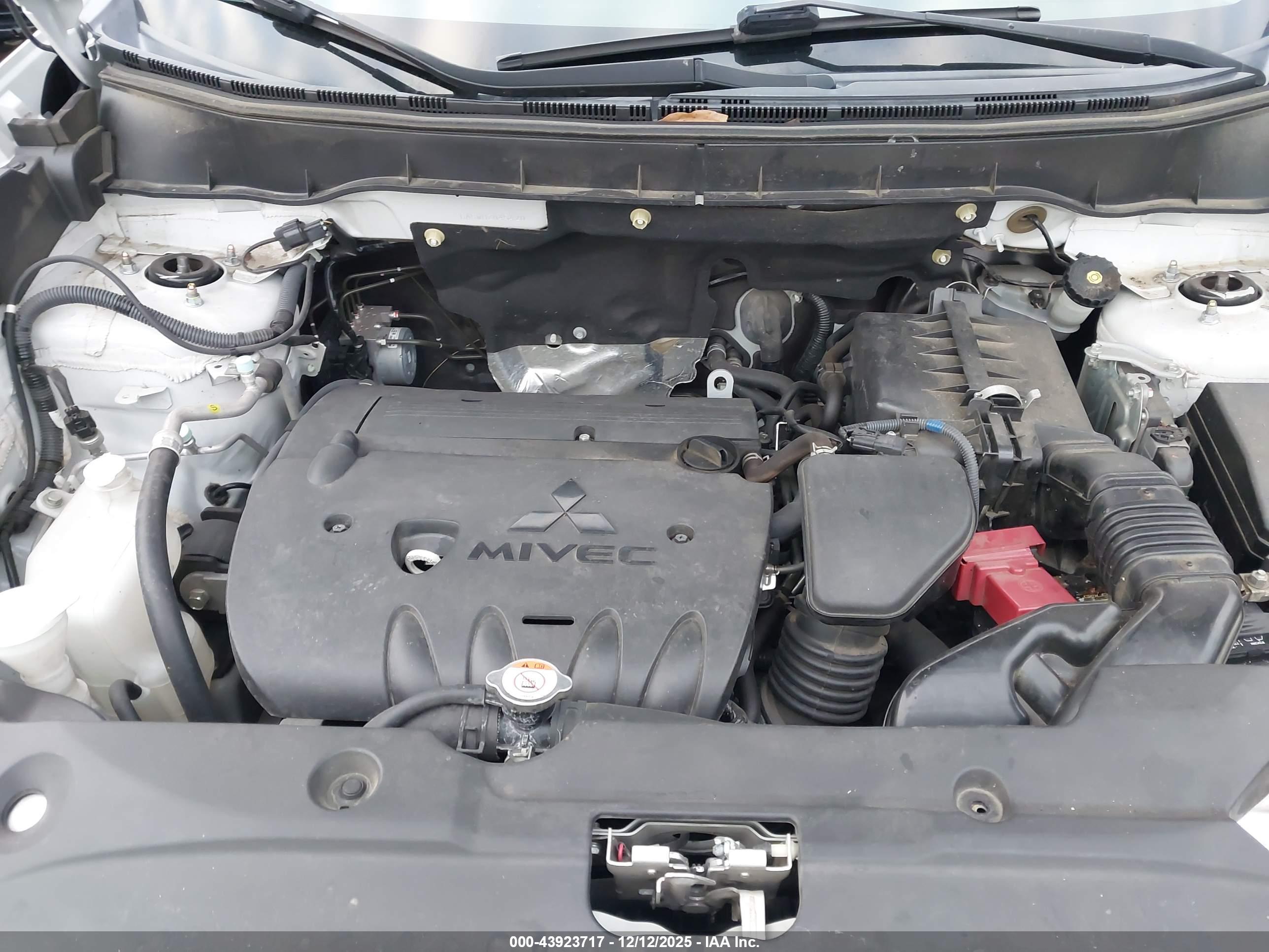 MITSUBISHI OUTLANDER image 10