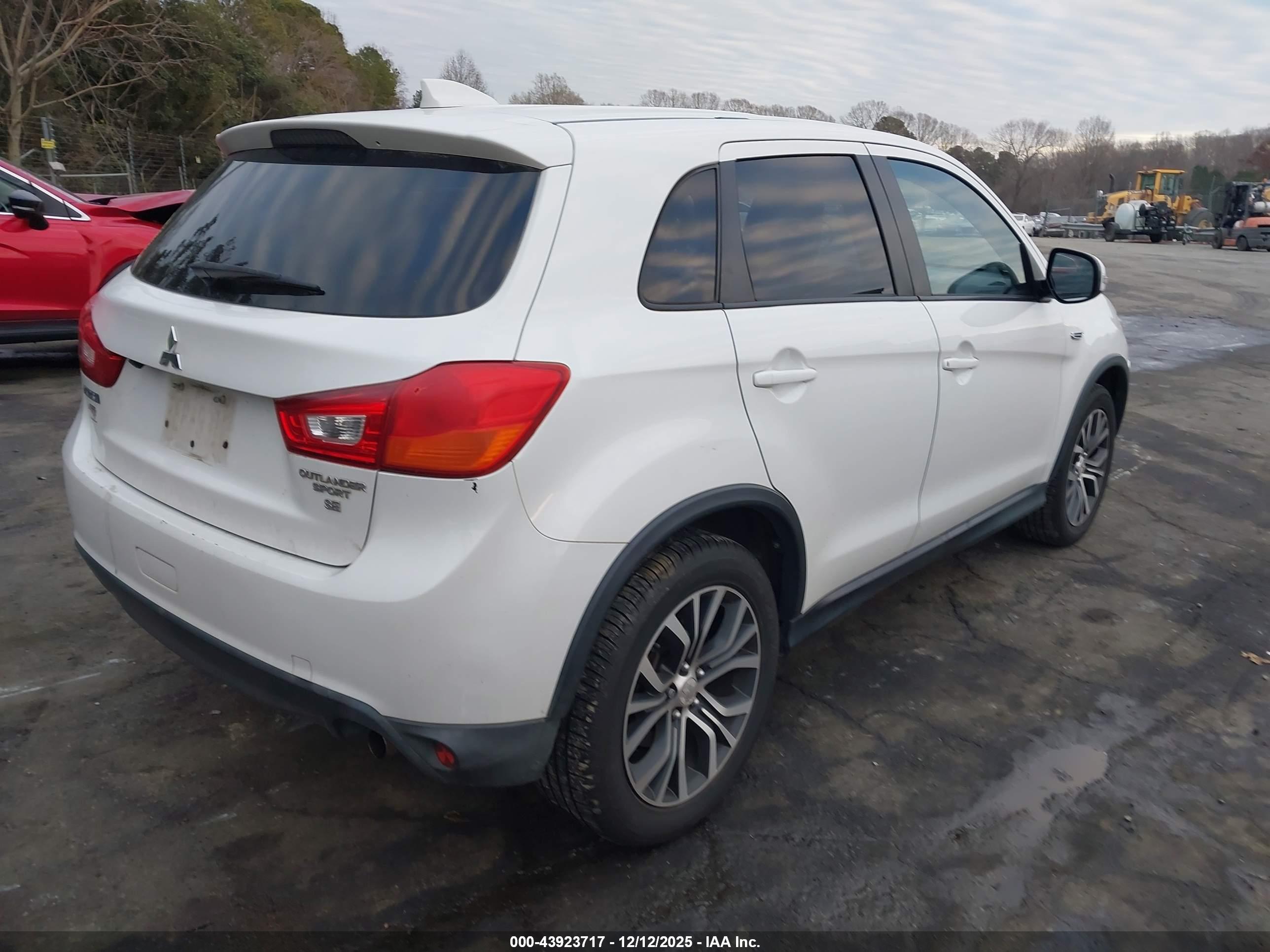 MITSUBISHI OUTLANDER image 4