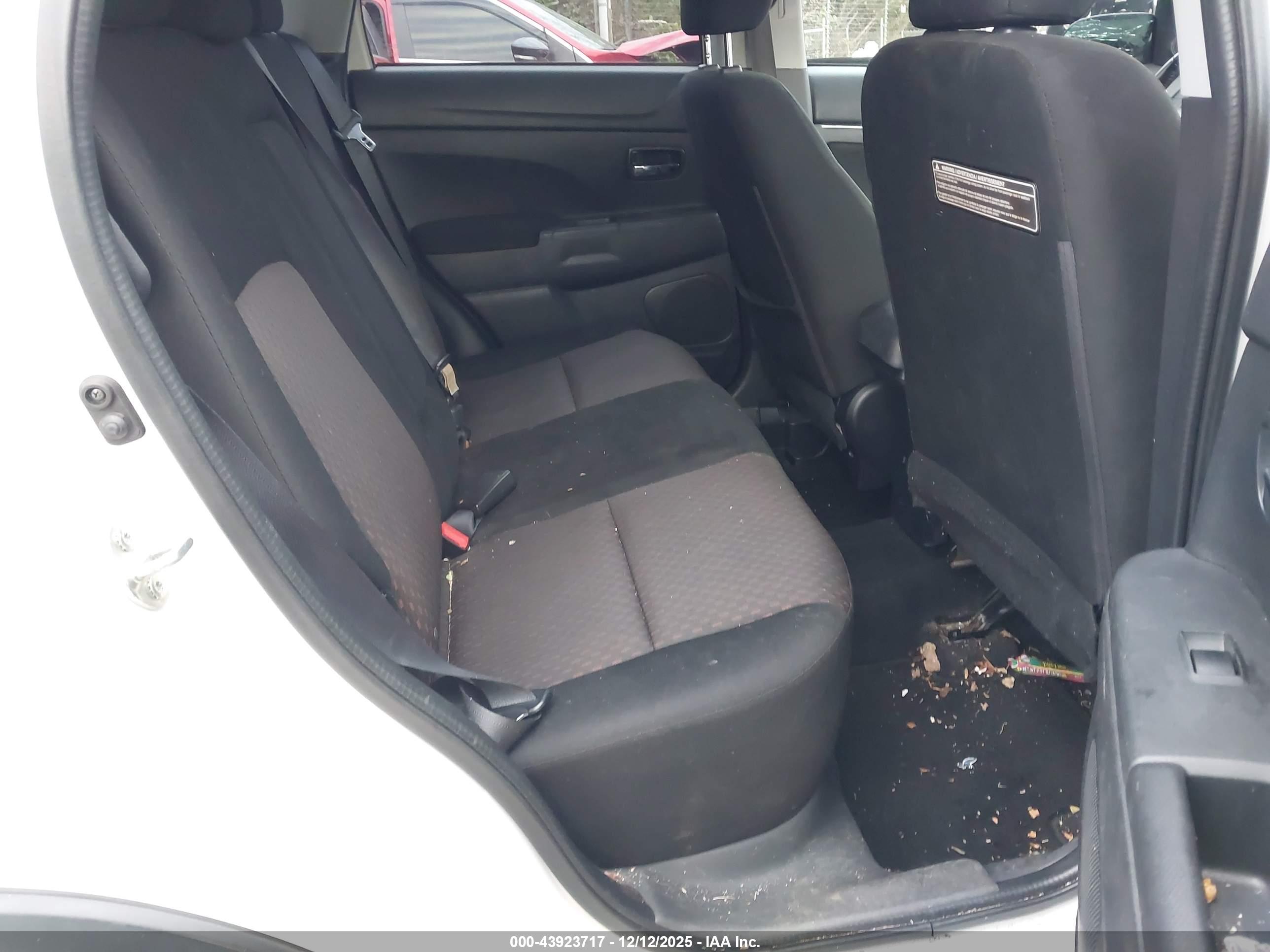 MITSUBISHI OUTLANDER image 8