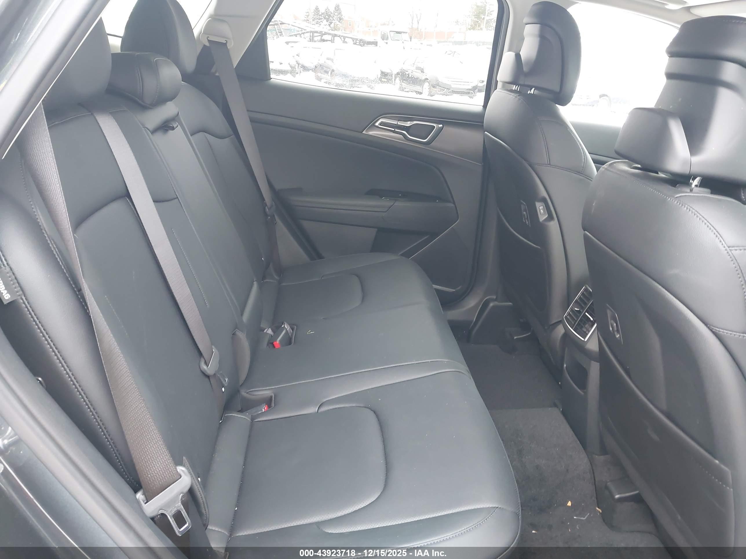 KIA SPORTAGE image 8