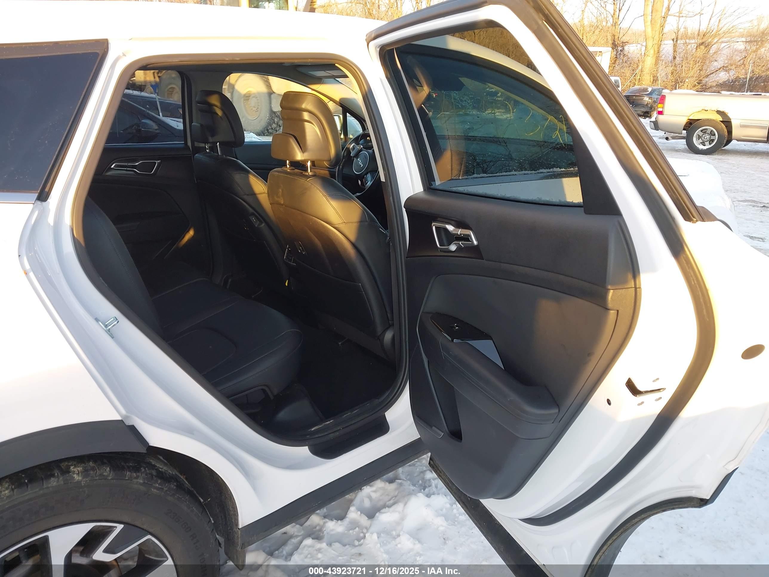 KIA SPORTAGE image 8