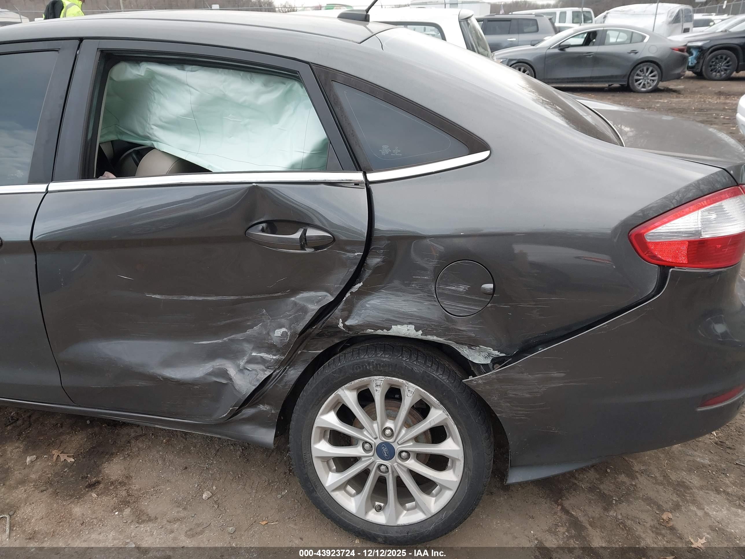 FORD FIESTA image 6