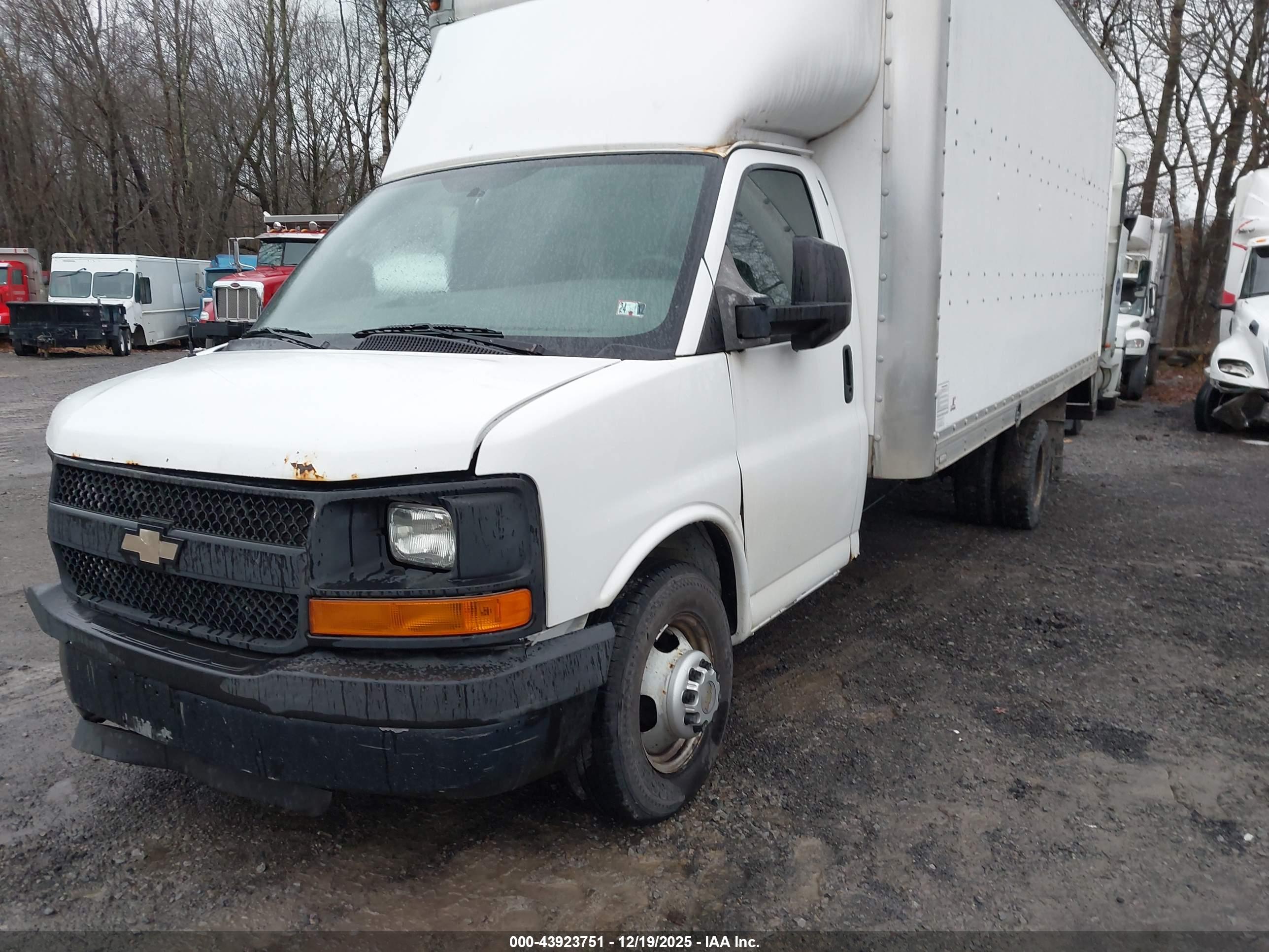 CHEVROLET EXPRESS image 2