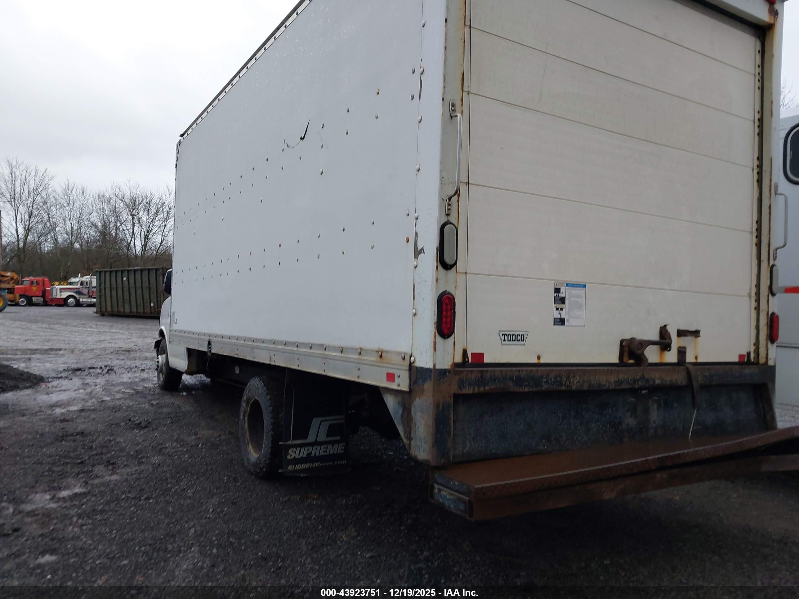 CHEVROLET EXPRESS image 3
