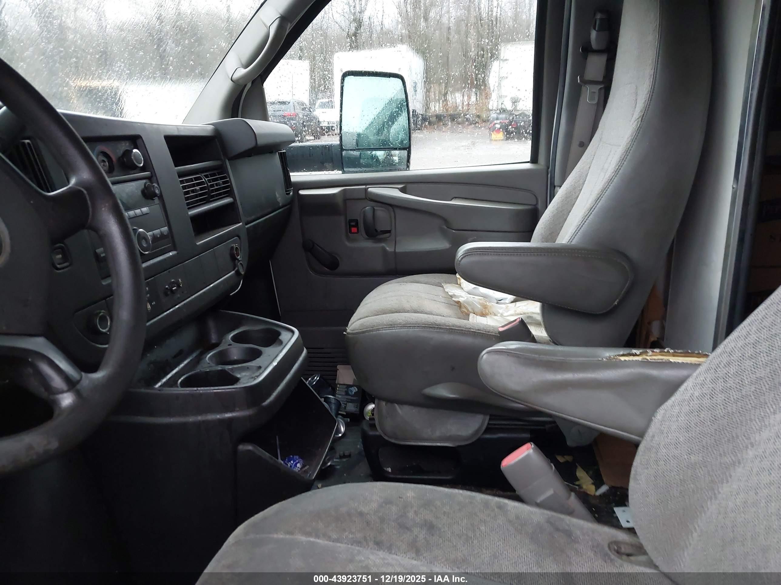 CHEVROLET EXPRESS image 8