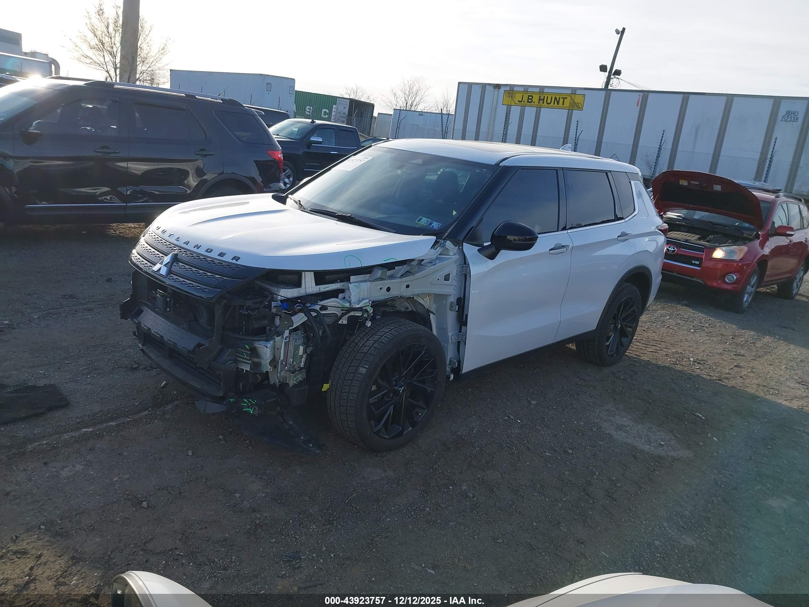 MITSUBISHI OUTLANDER image 2