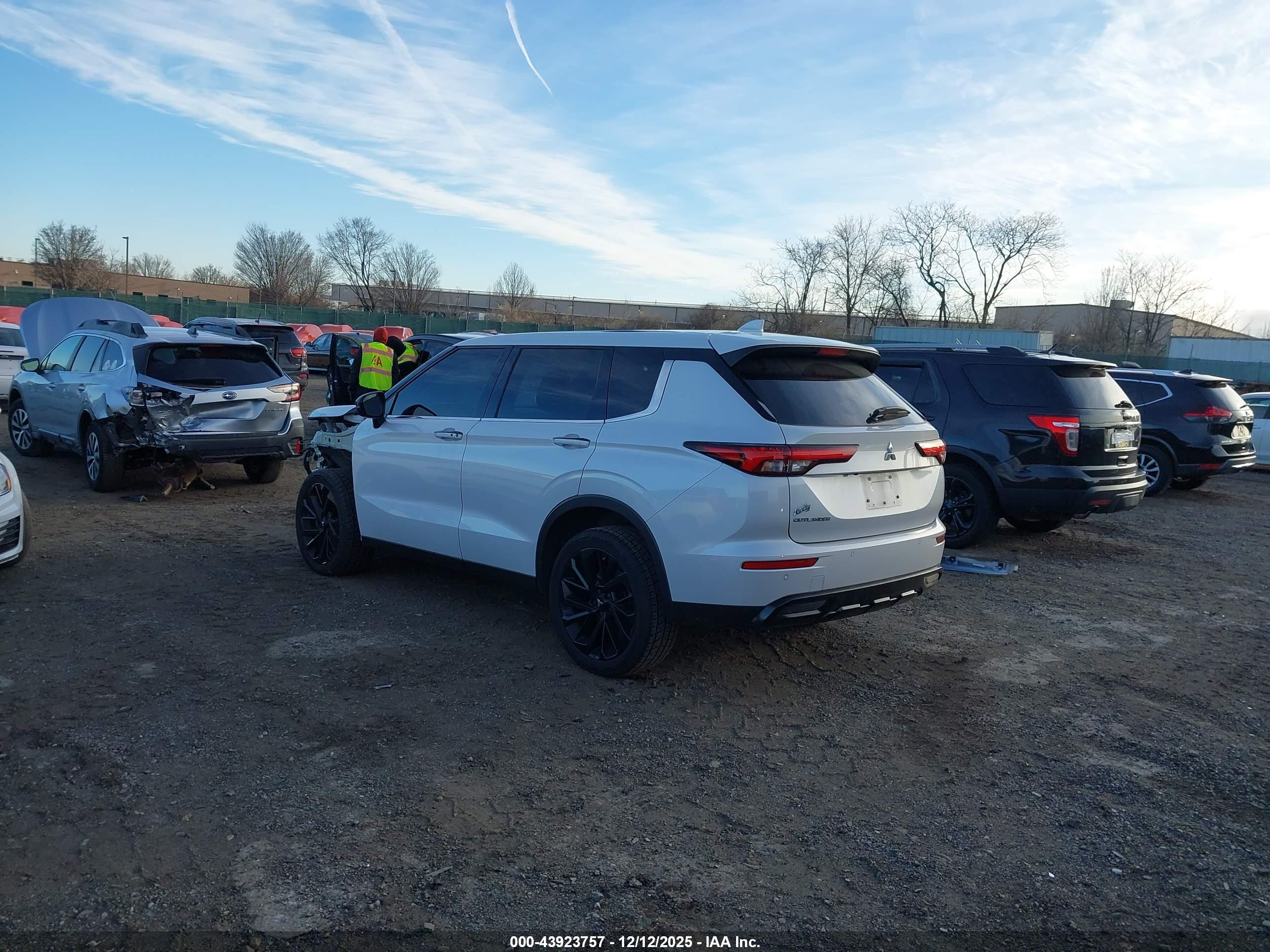 MITSUBISHI OUTLANDER image 3