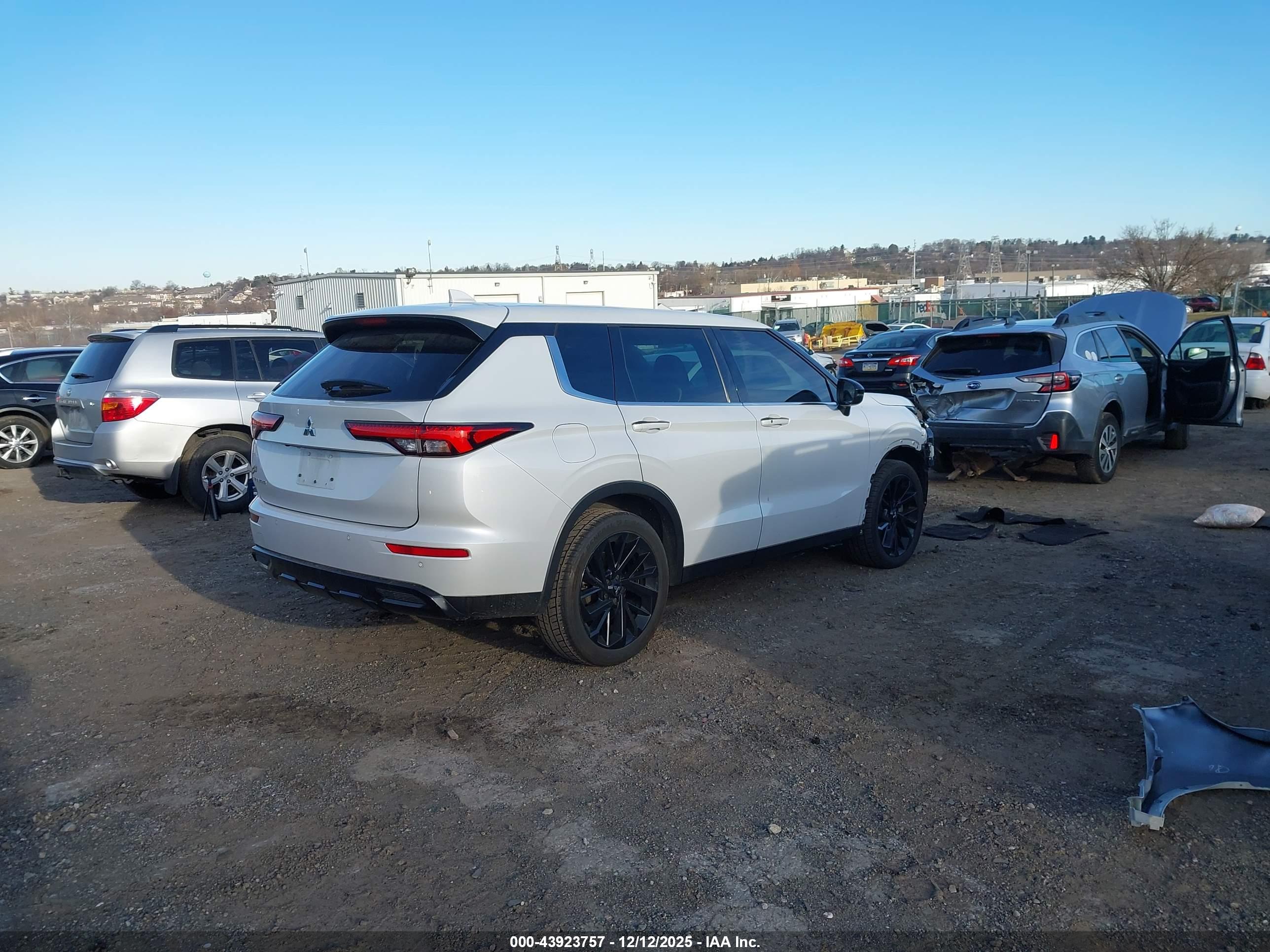 MITSUBISHI OUTLANDER image 4