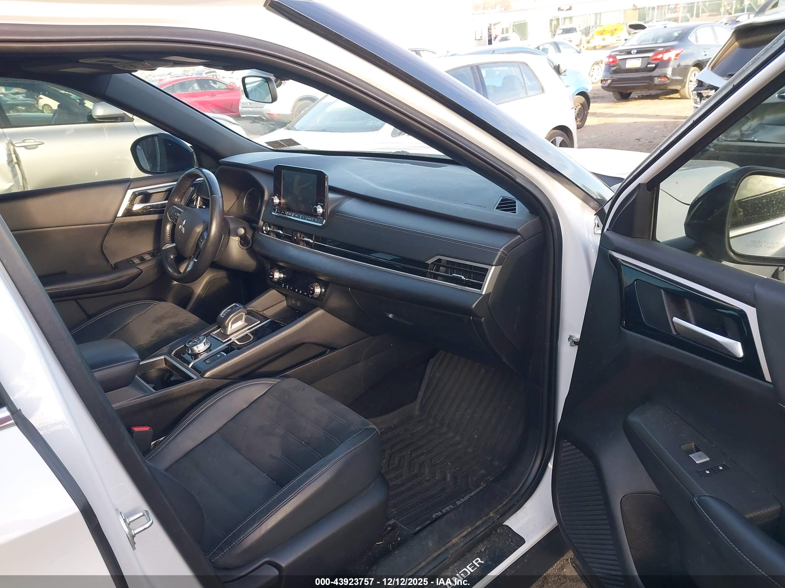 MITSUBISHI OUTLANDER image 5