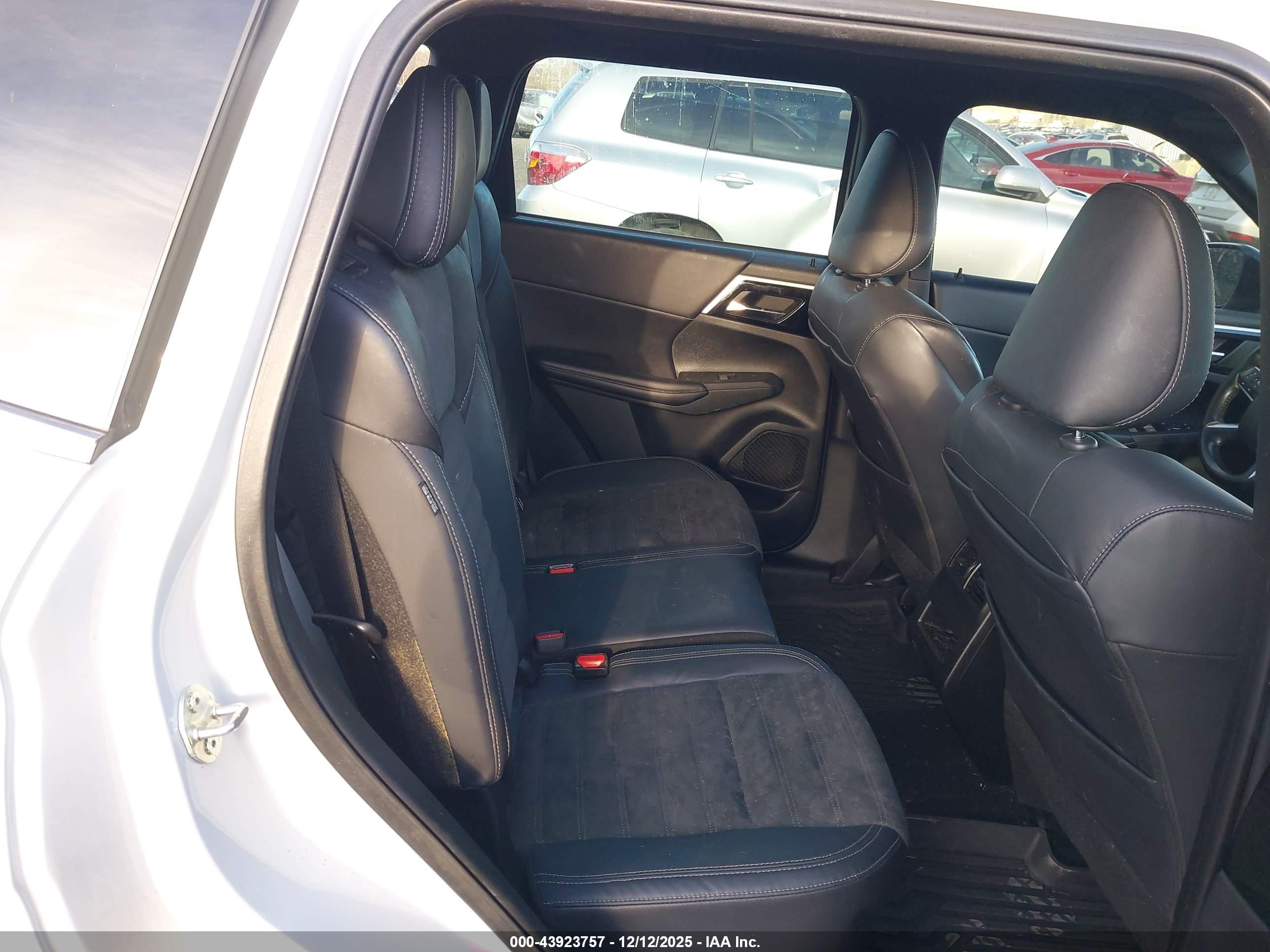 MITSUBISHI OUTLANDER image 8