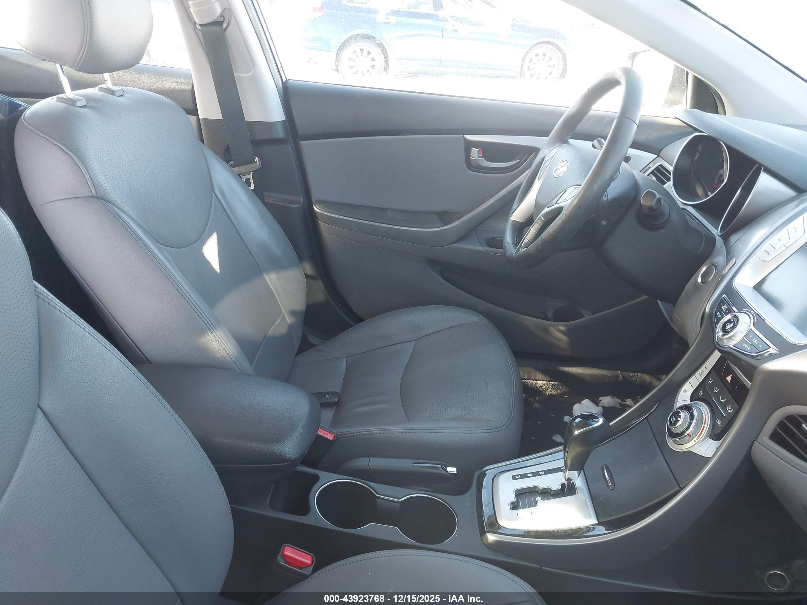 HYUNDAI ELANTRA image 5