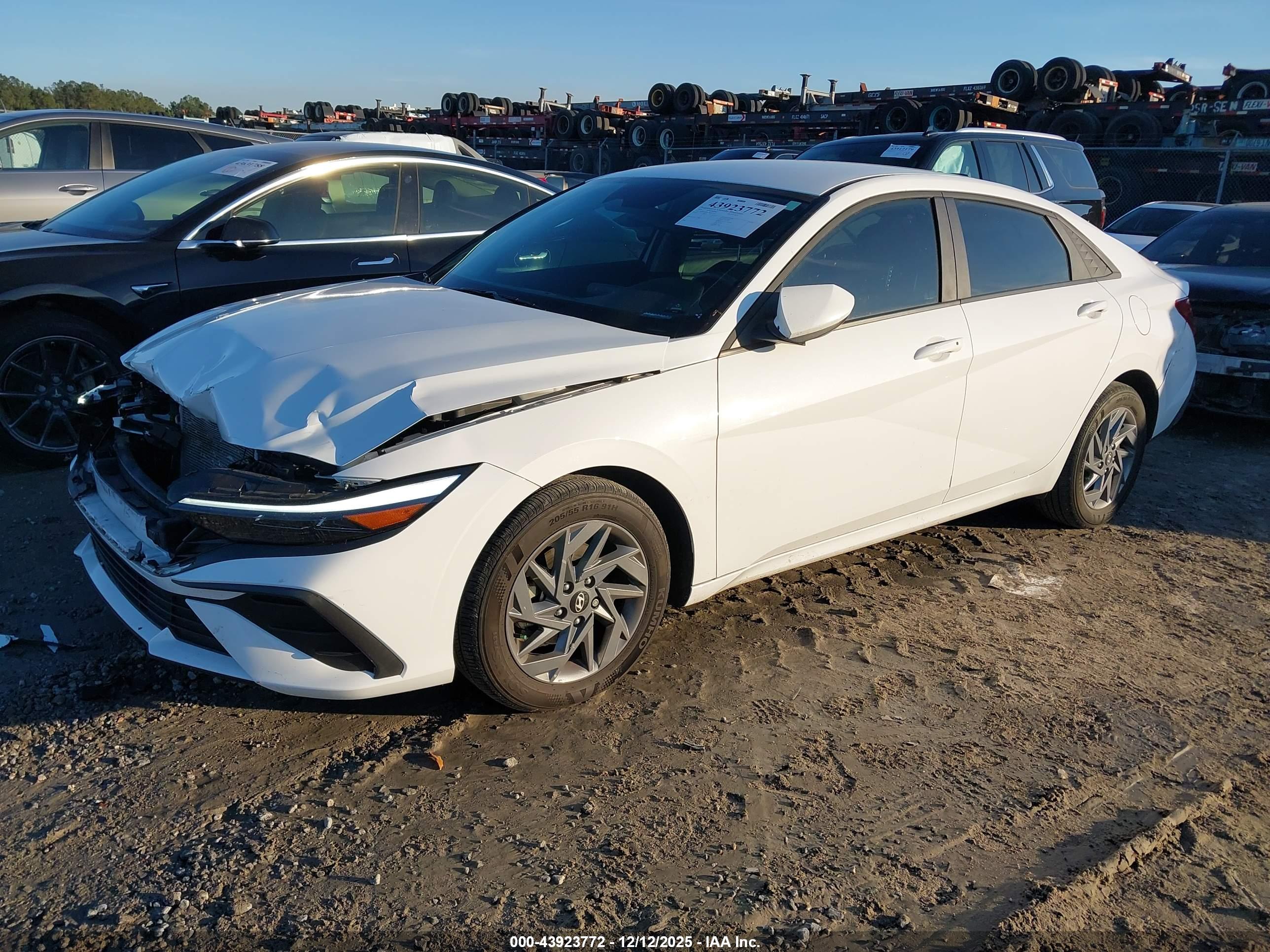 HYUNDAI ELANTRA image 2