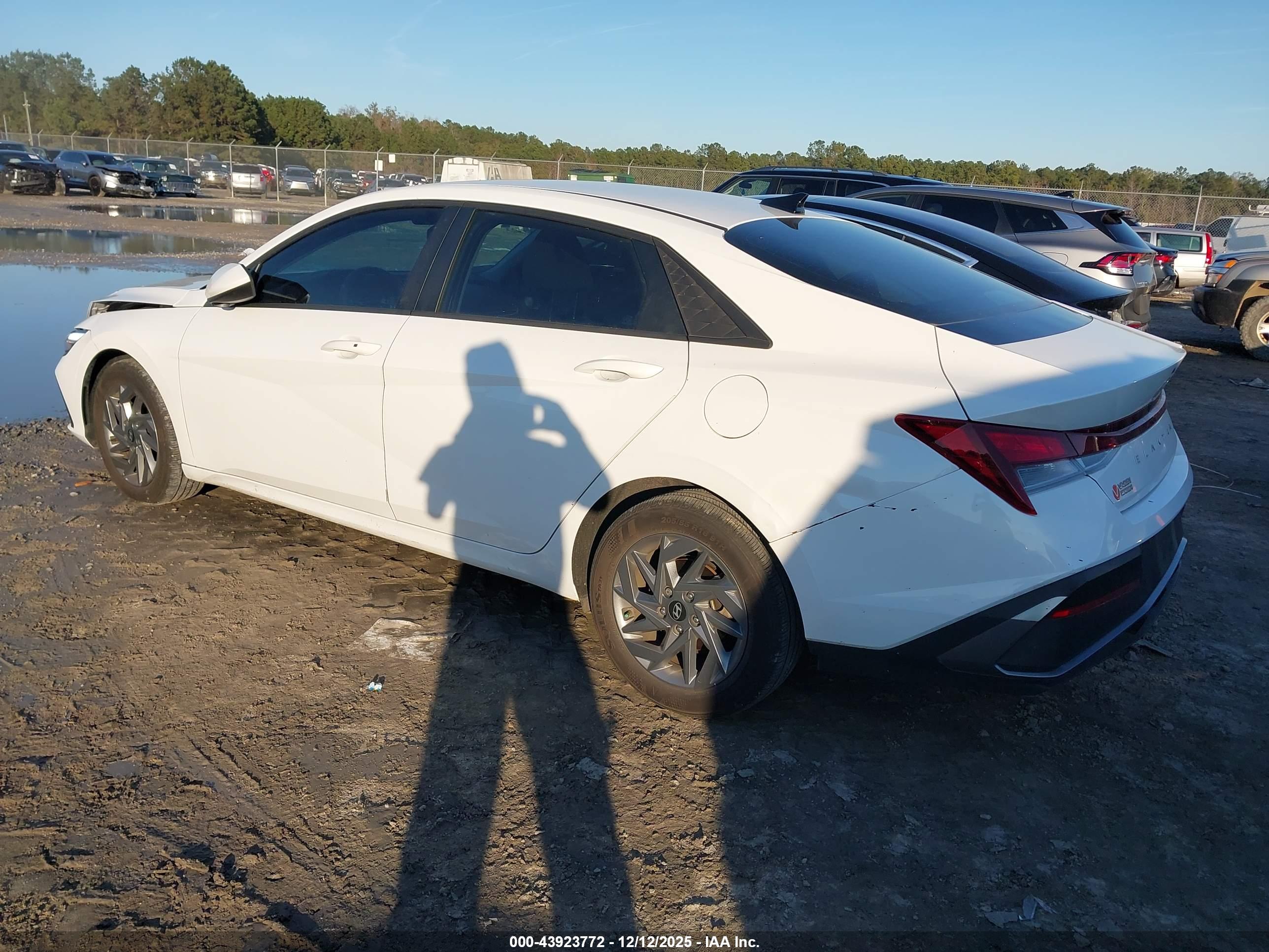HYUNDAI ELANTRA image 3