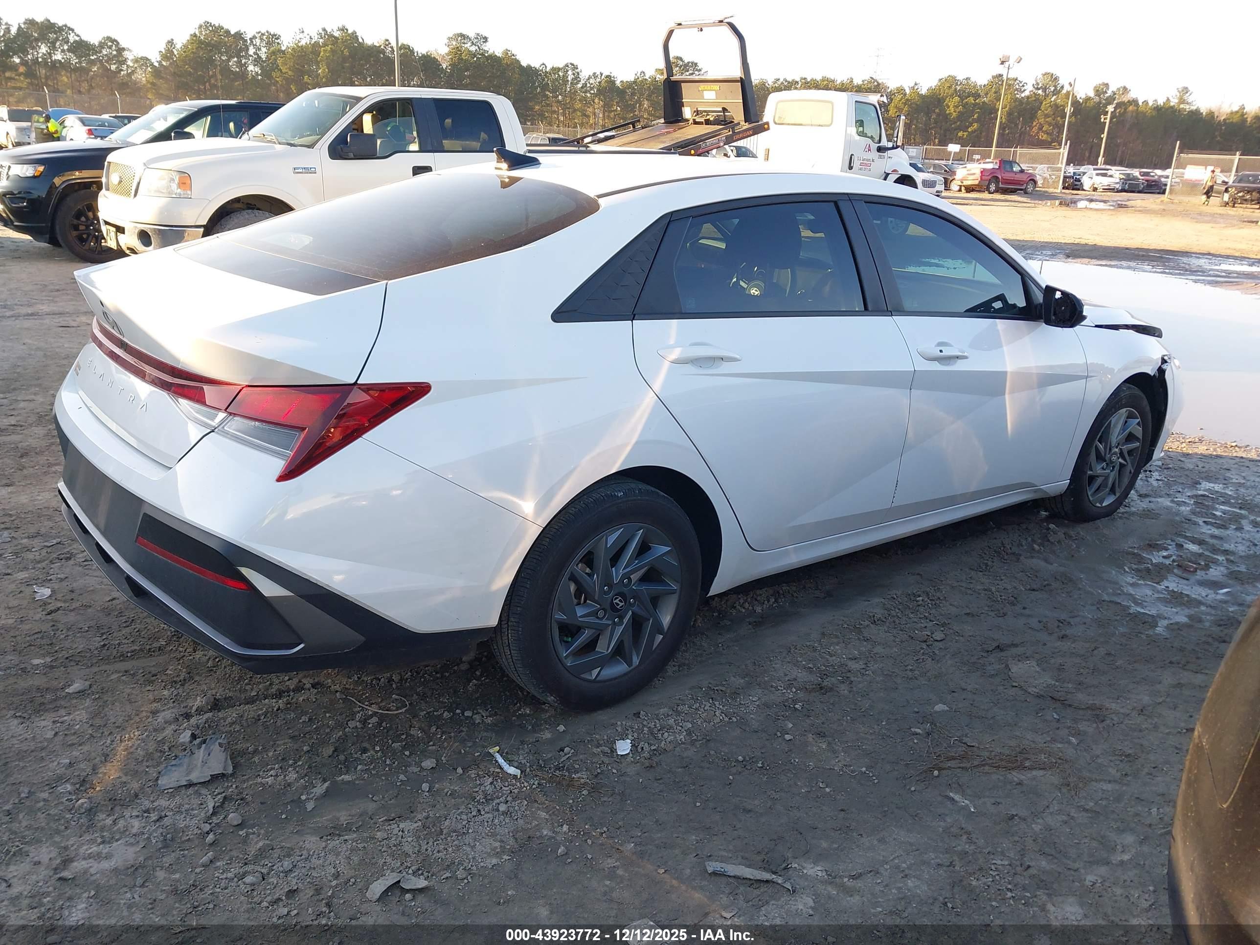 HYUNDAI ELANTRA image 4