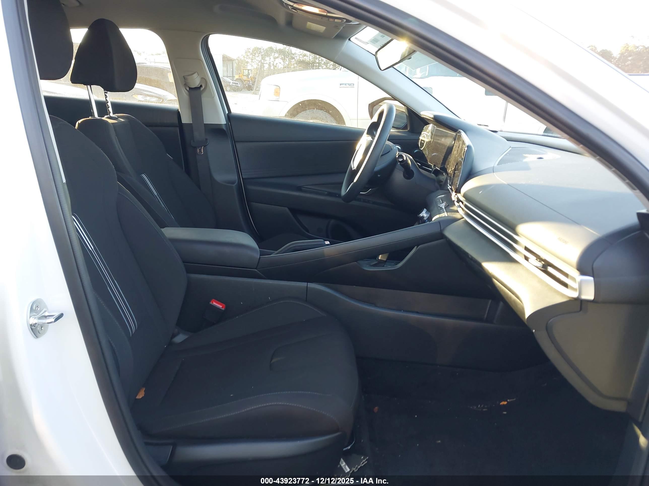 HYUNDAI ELANTRA image 5