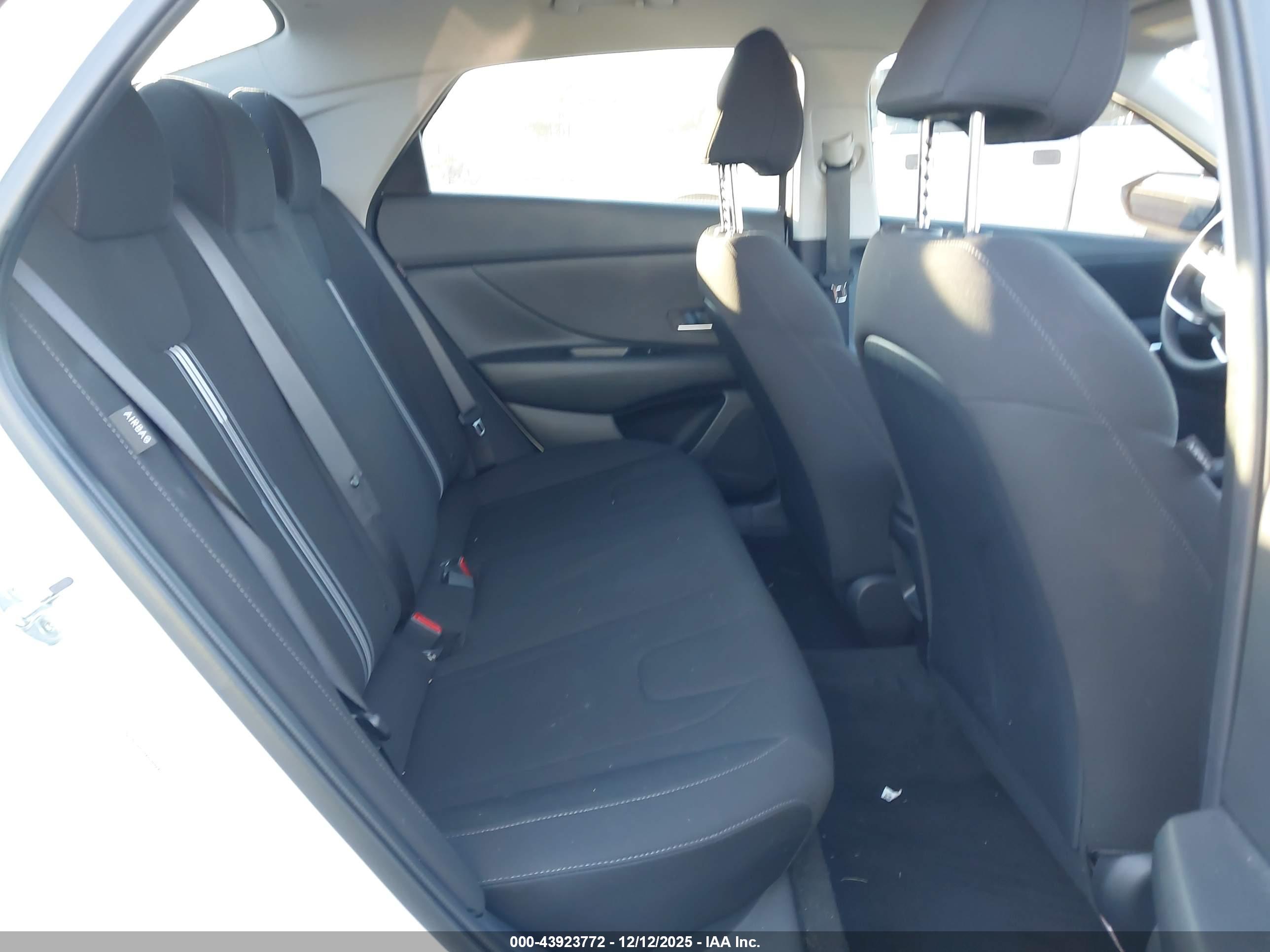 HYUNDAI ELANTRA image 8