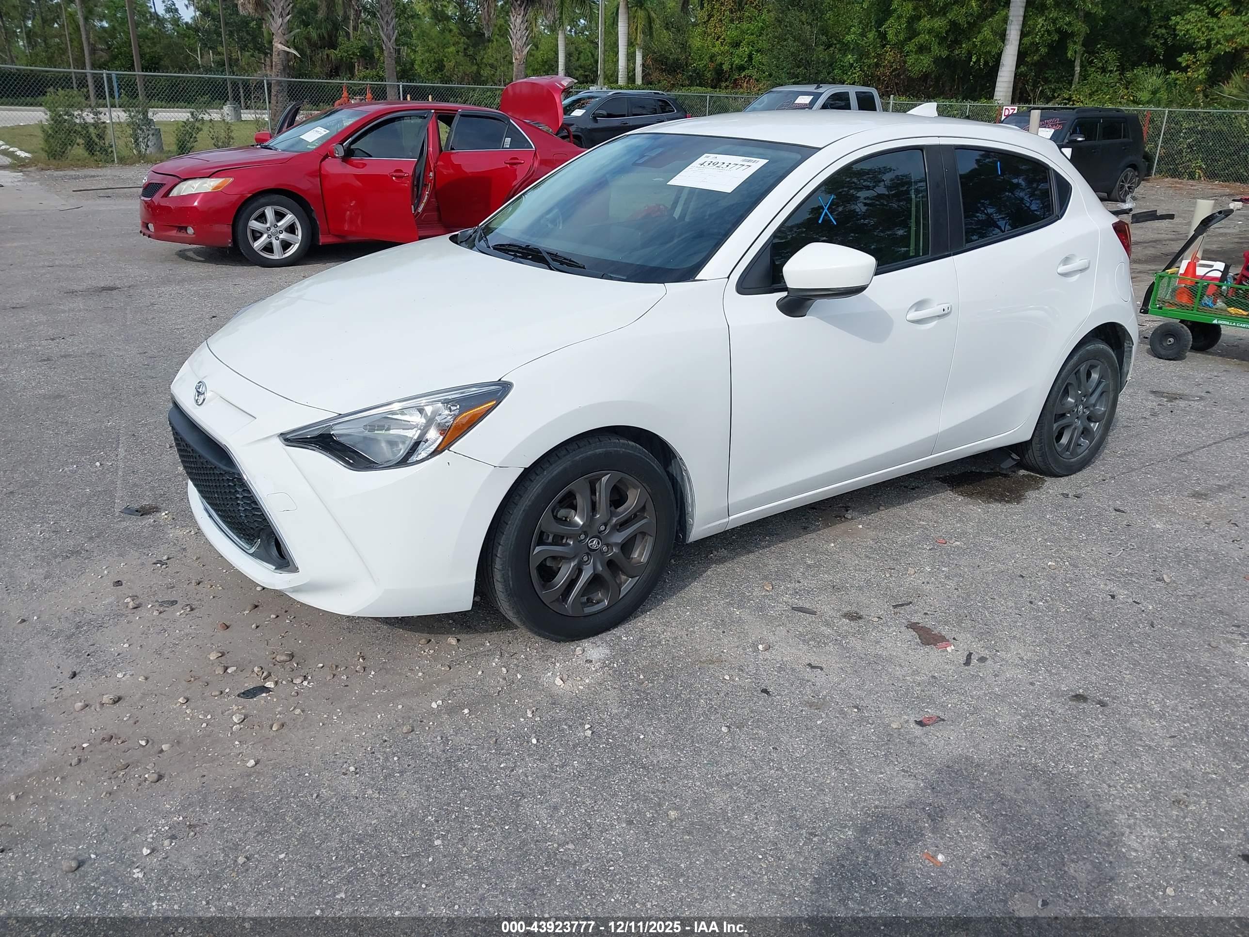 TOYOTA YARIS image 2