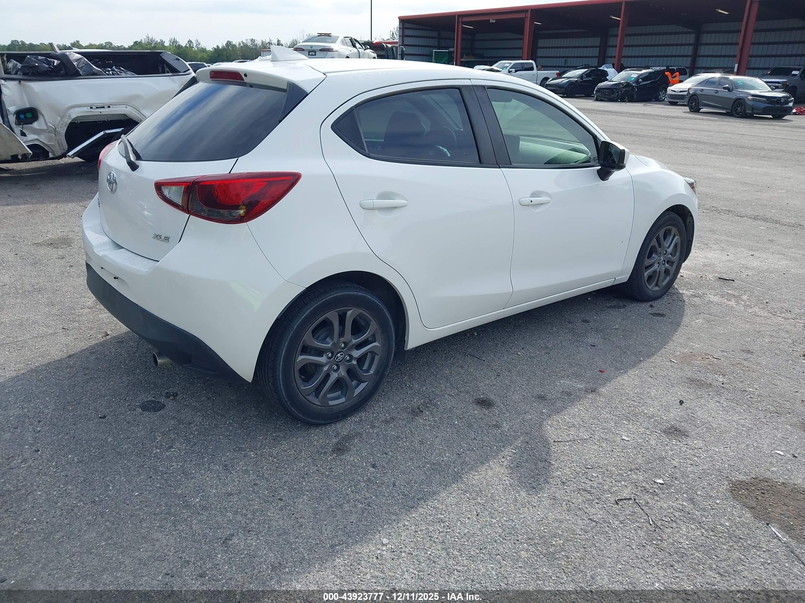 TOYOTA YARIS image 4
