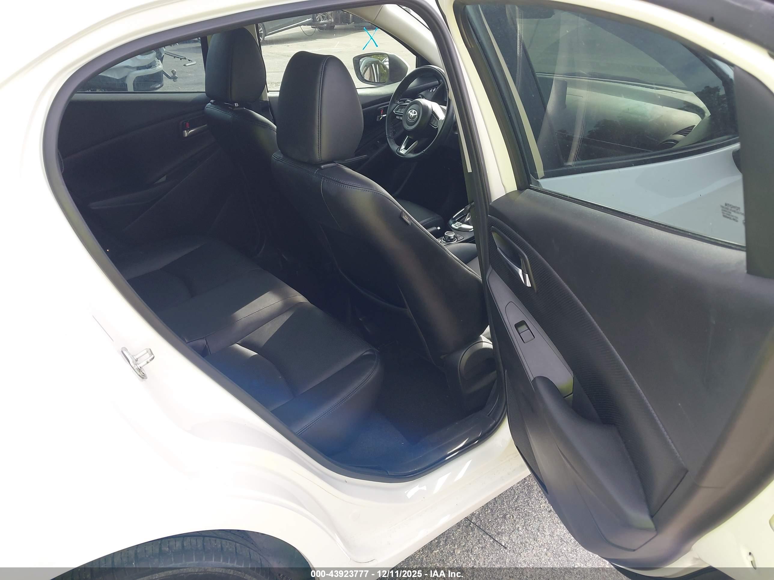 TOYOTA YARIS image 8