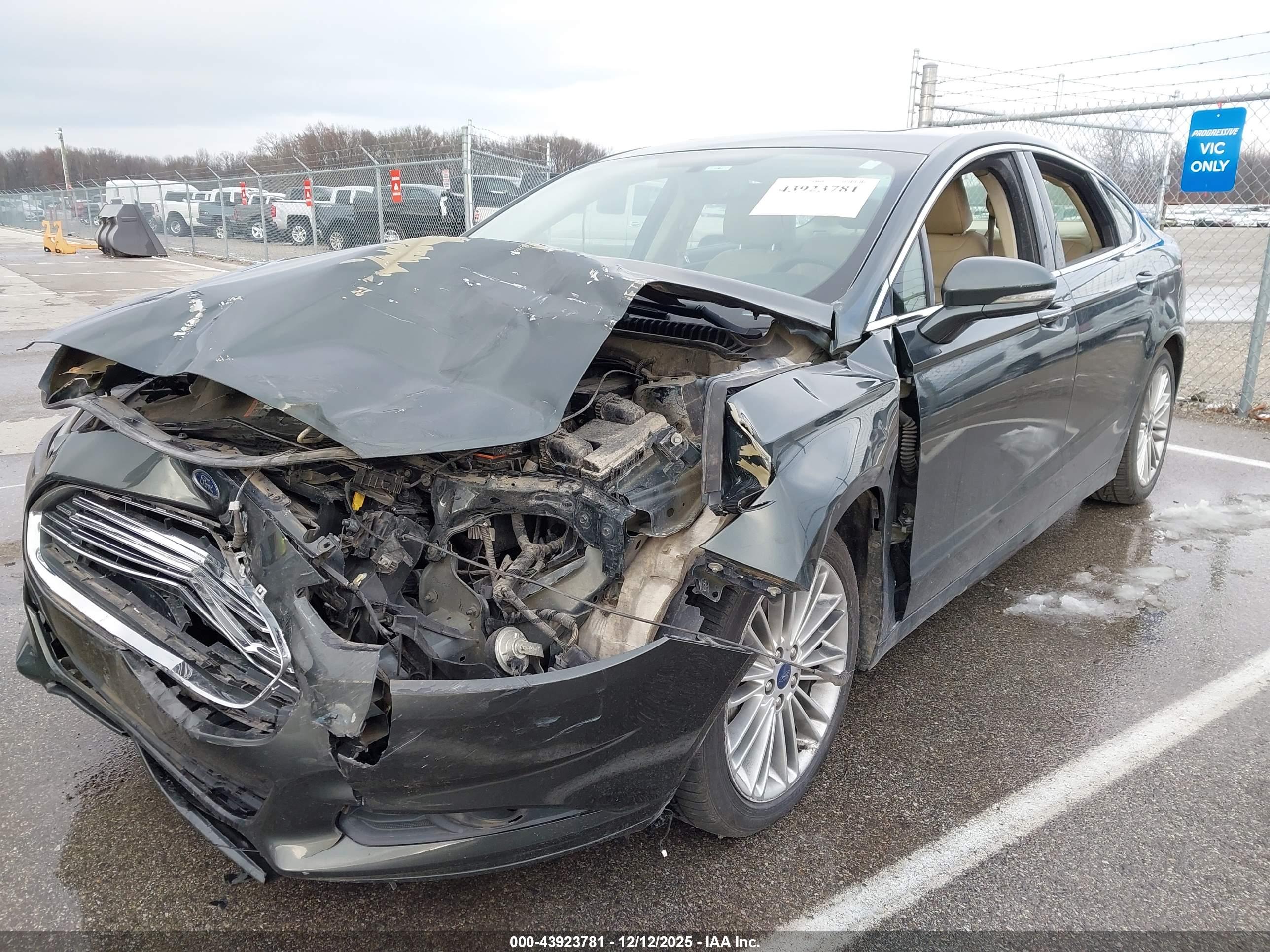 FORD FUSION image 6