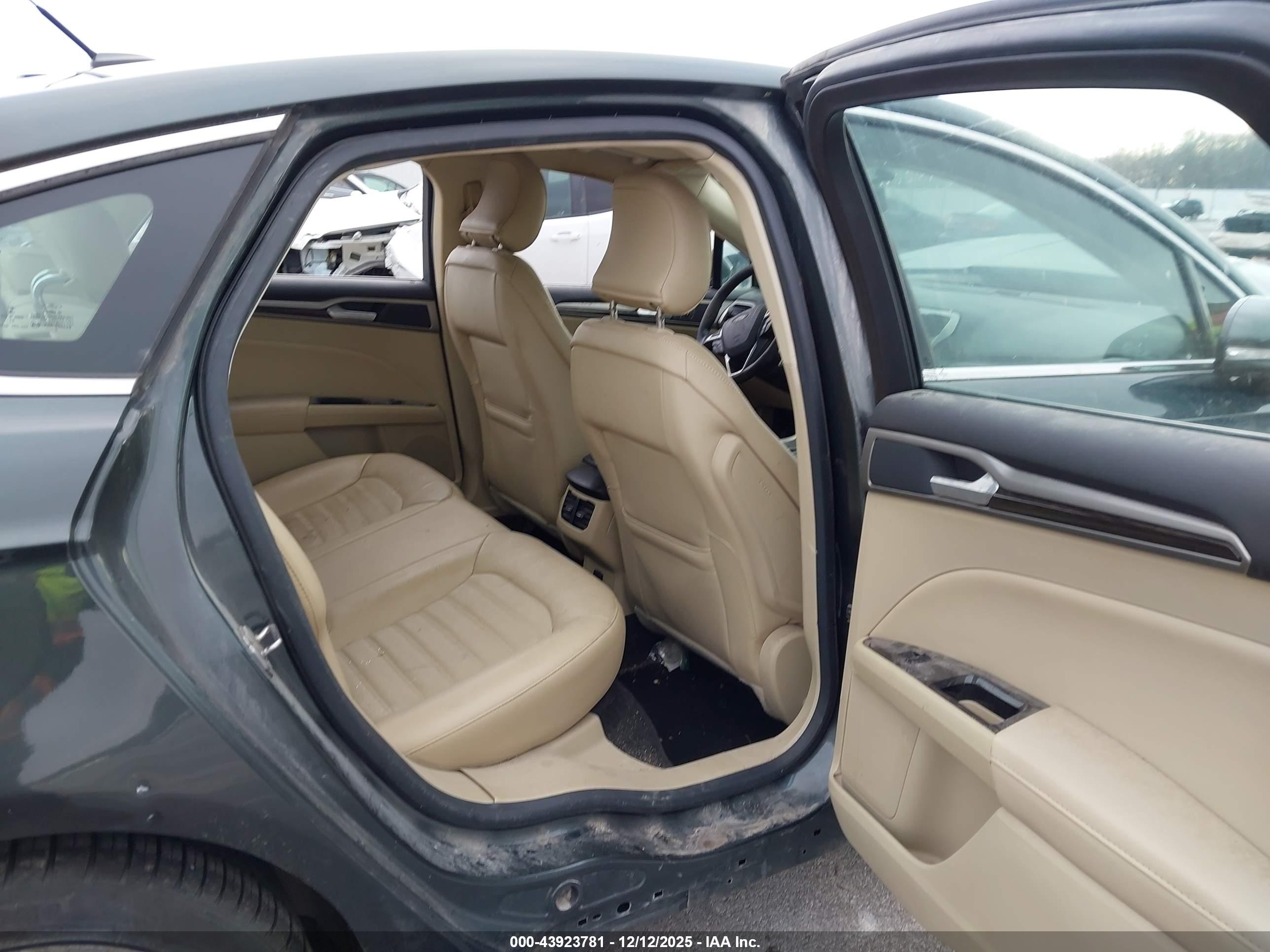 FORD FUSION image 8