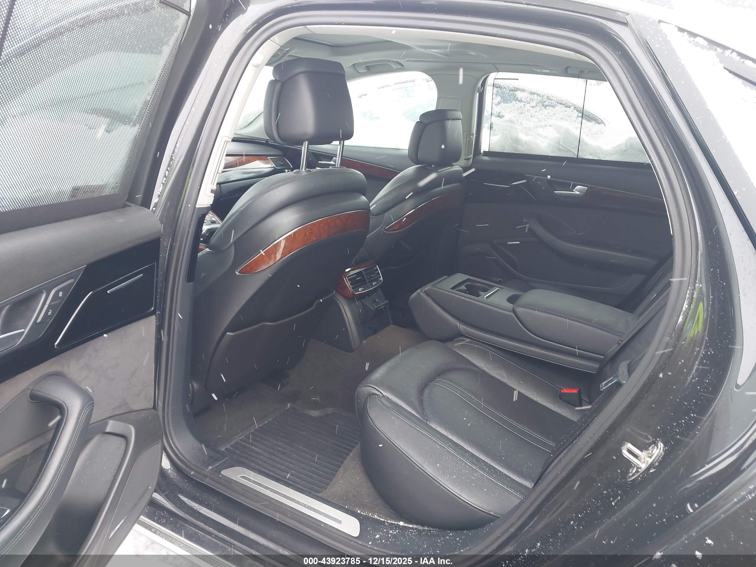 AUDI A8 image 8