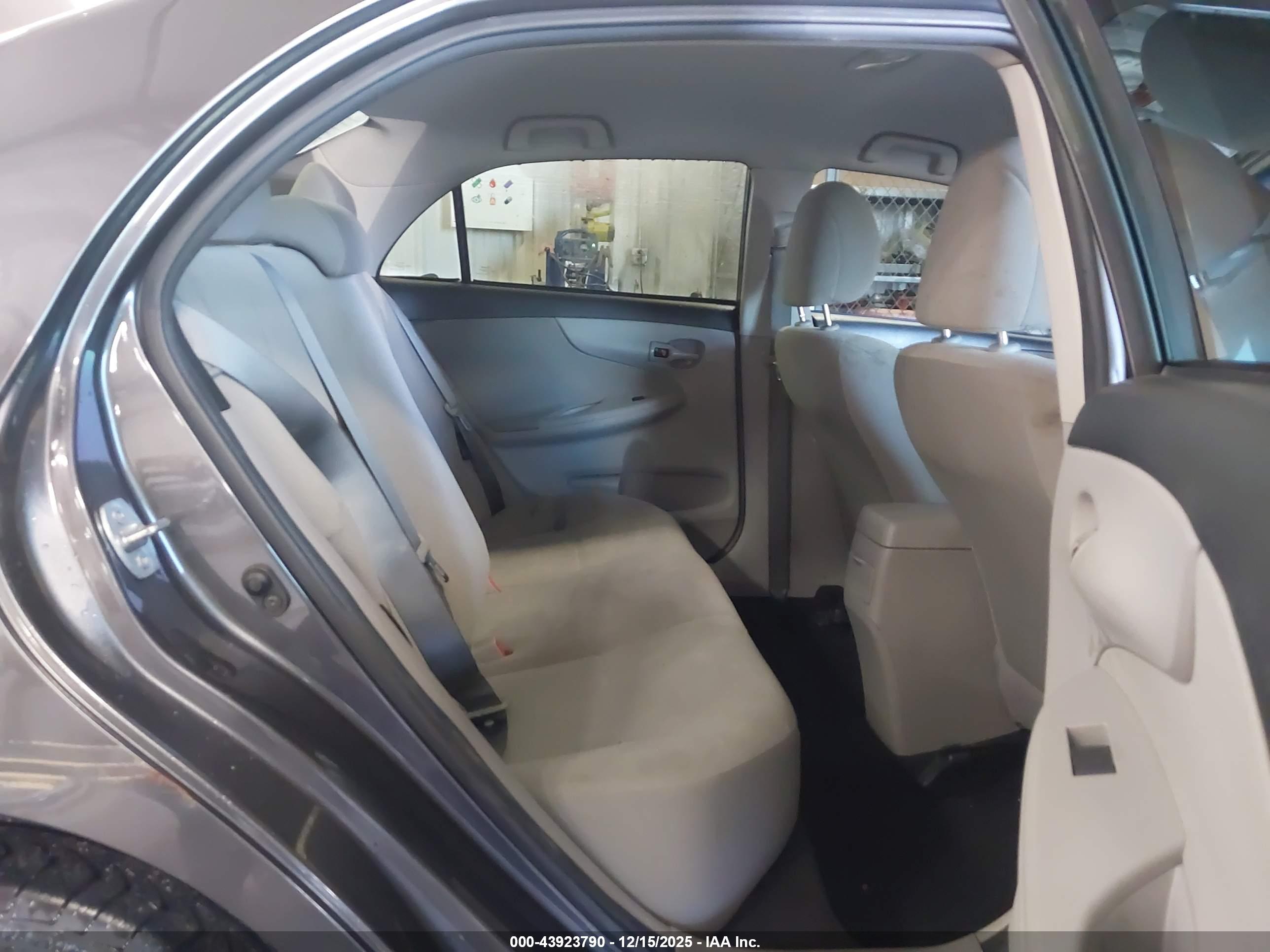 TOYOTA COROLLA image 8