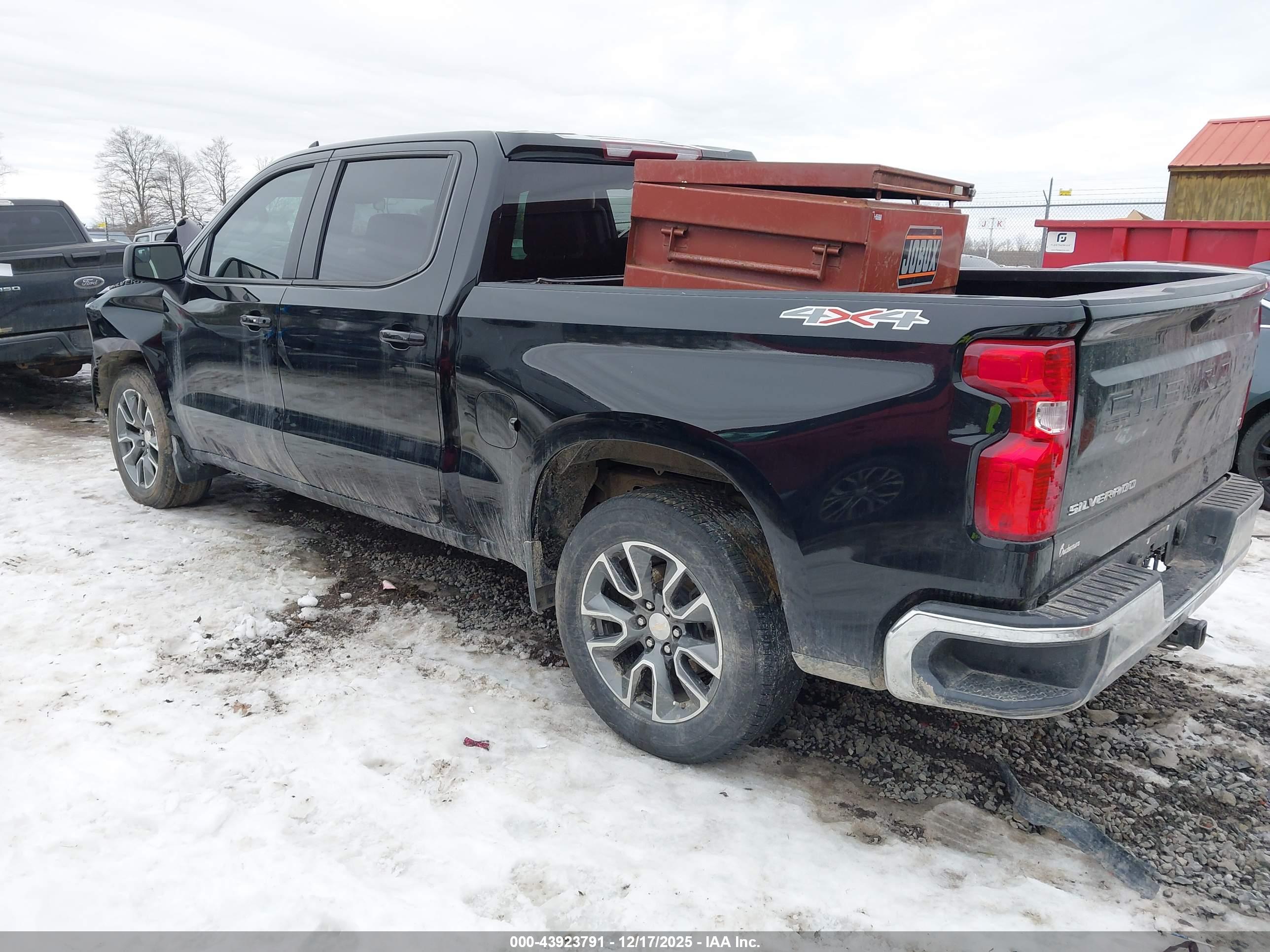 CHEVROLET SILVERADO image 3