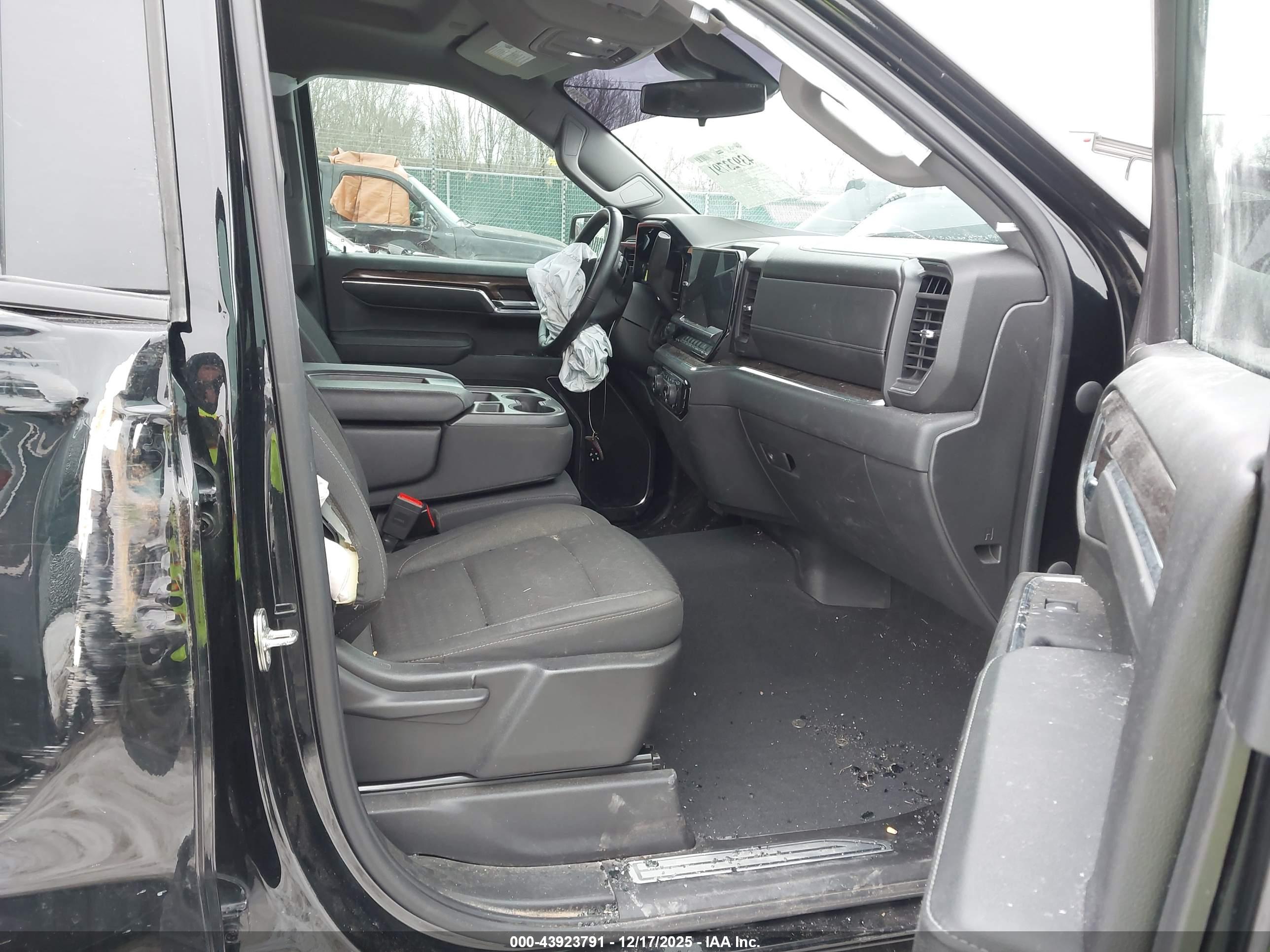 CHEVROLET SILVERADO image 5