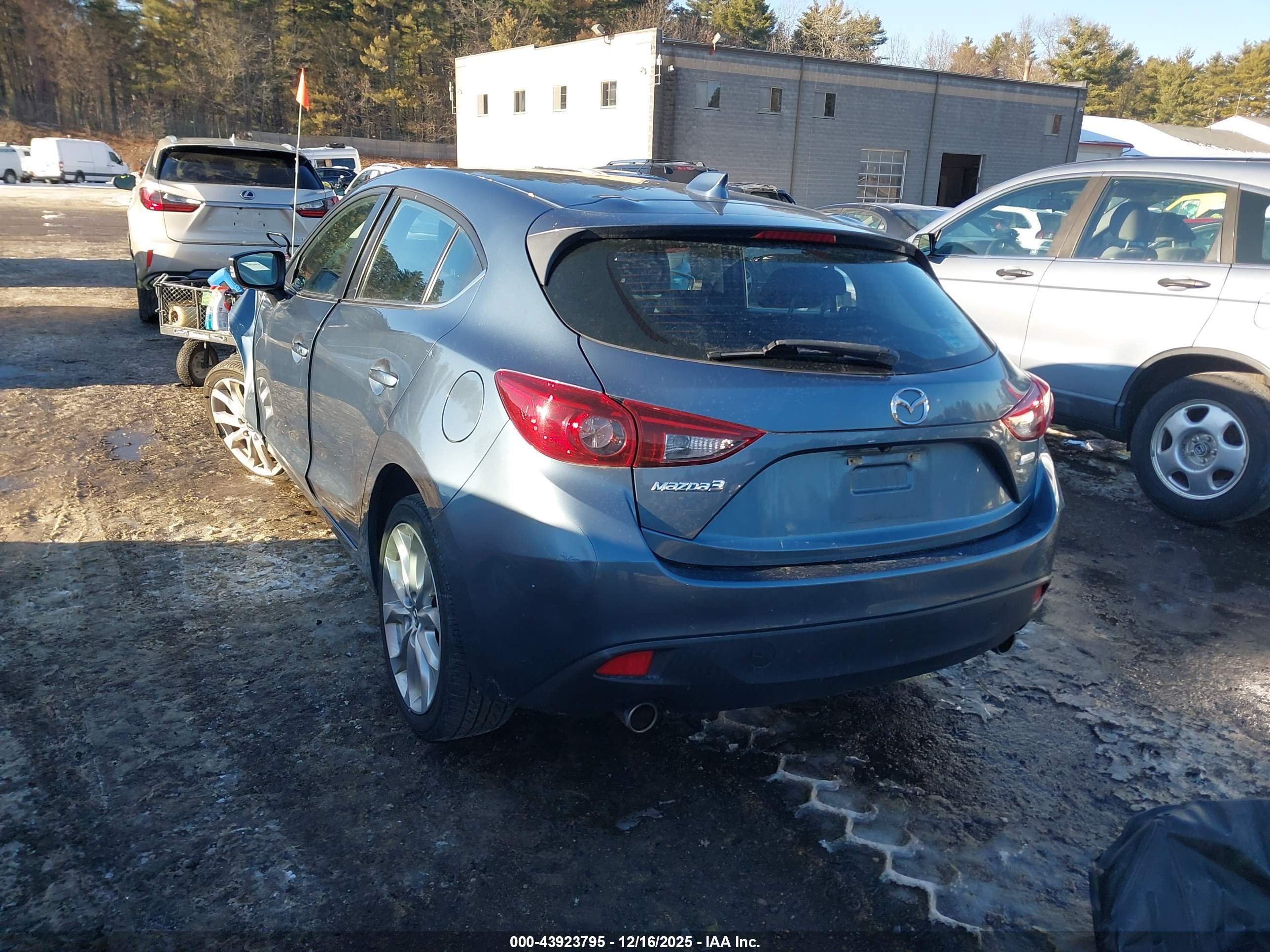 MAZDA MAZDA3 image 3