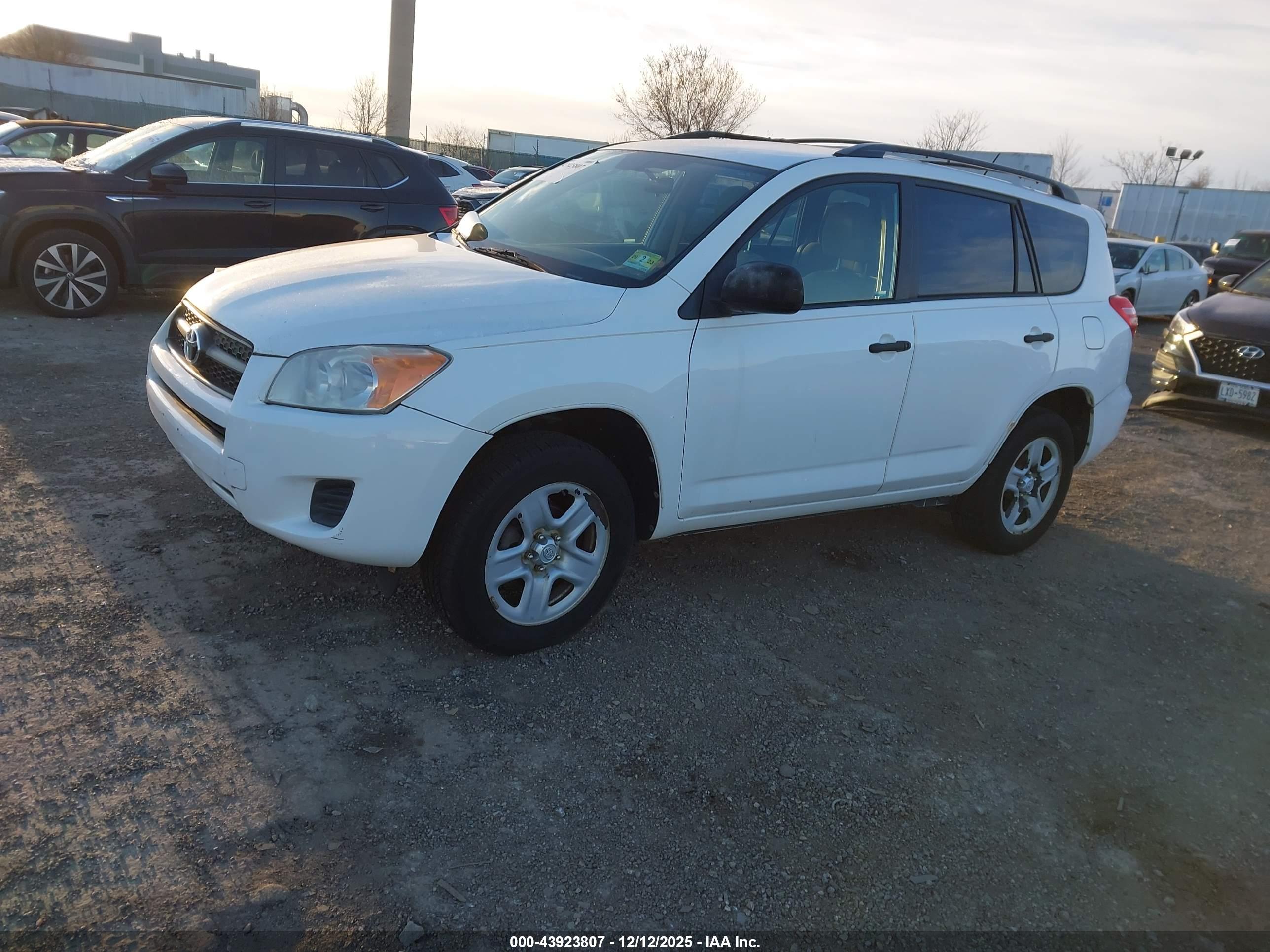 TOYOTA RAV4 image 2