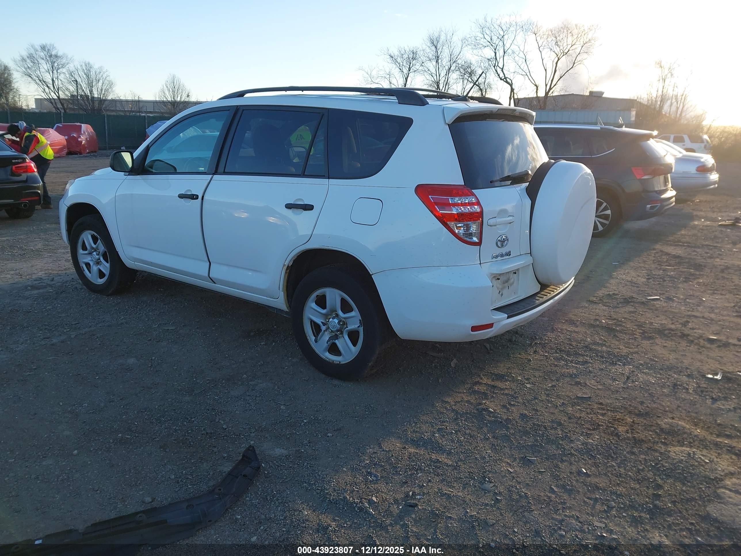 TOYOTA RAV4 image 3