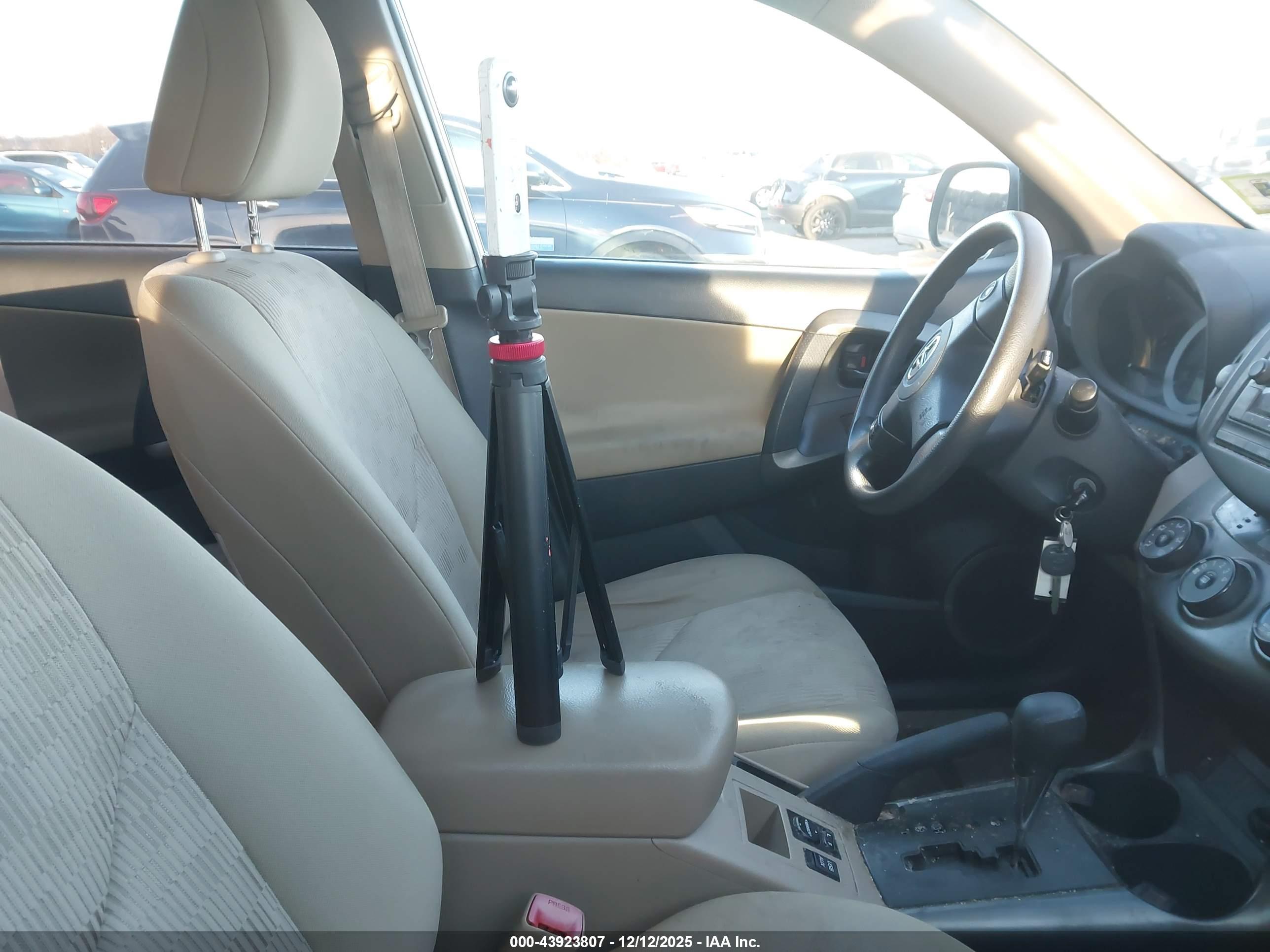 TOYOTA RAV4 image 5