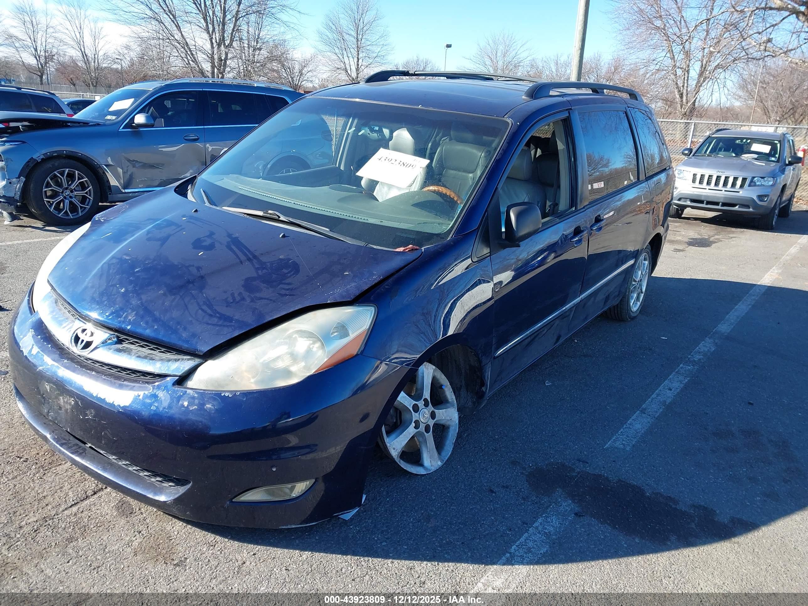 TOYOTA SIENNA image 2