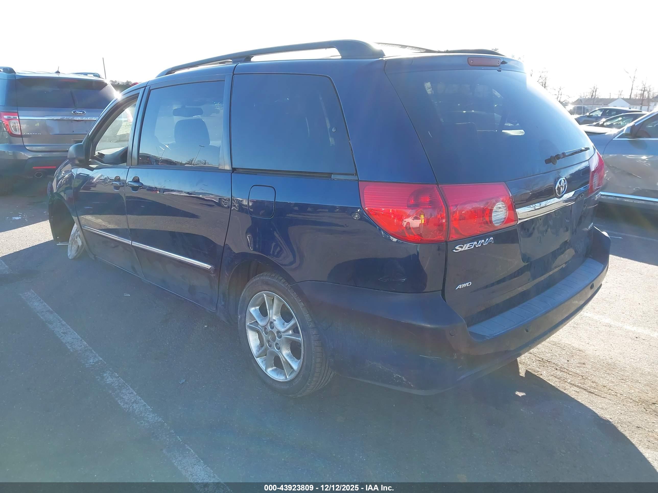 TOYOTA SIENNA image 3