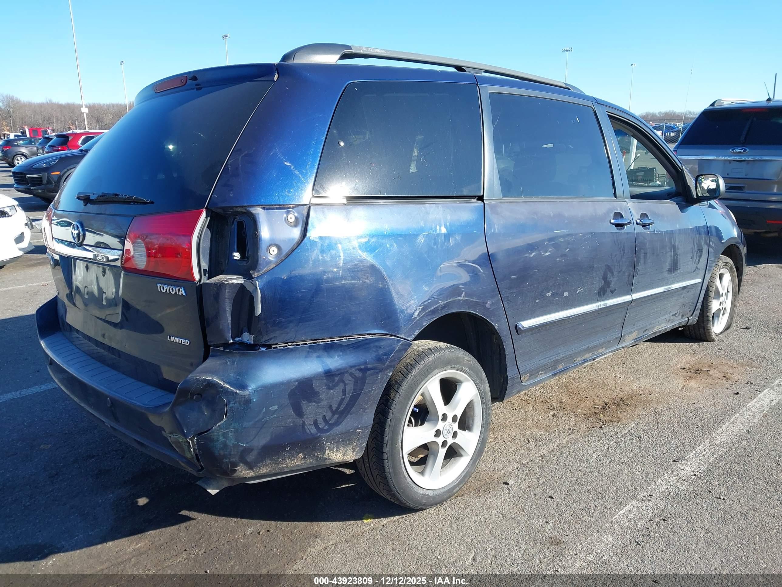 TOYOTA SIENNA image 4
