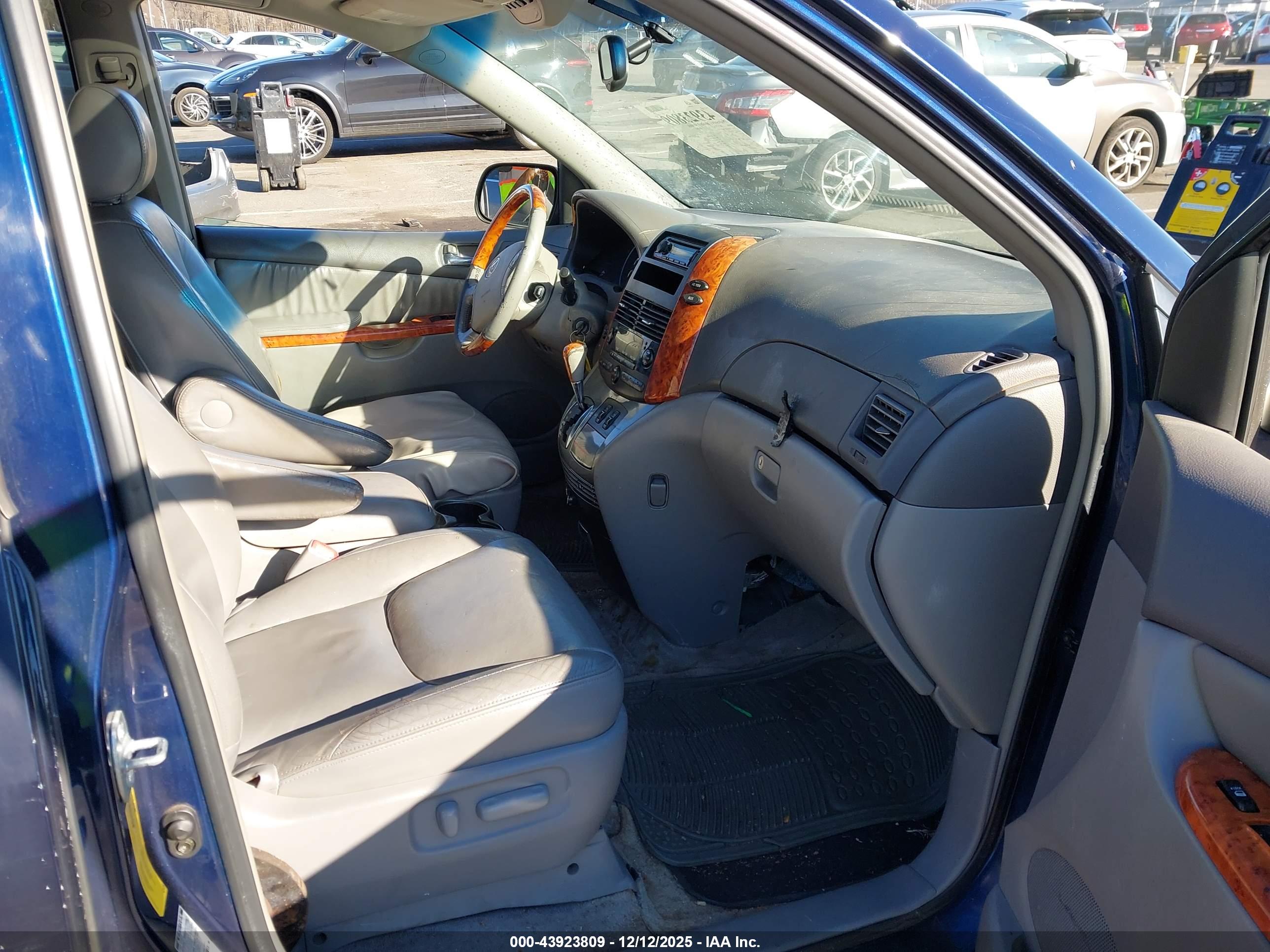 TOYOTA SIENNA image 5