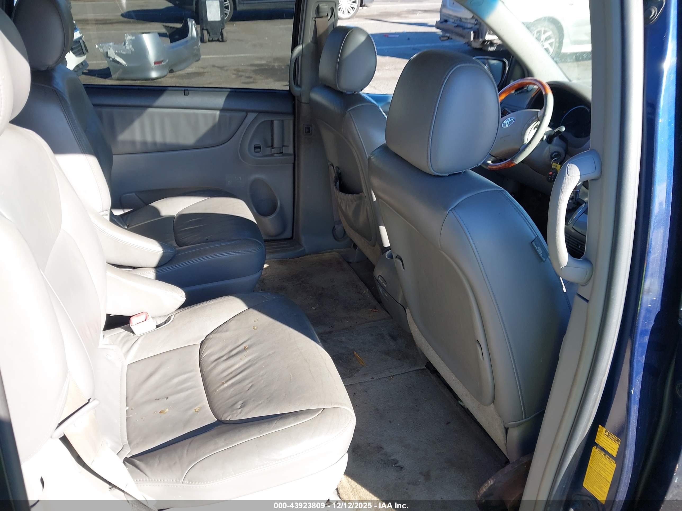 TOYOTA SIENNA image 8