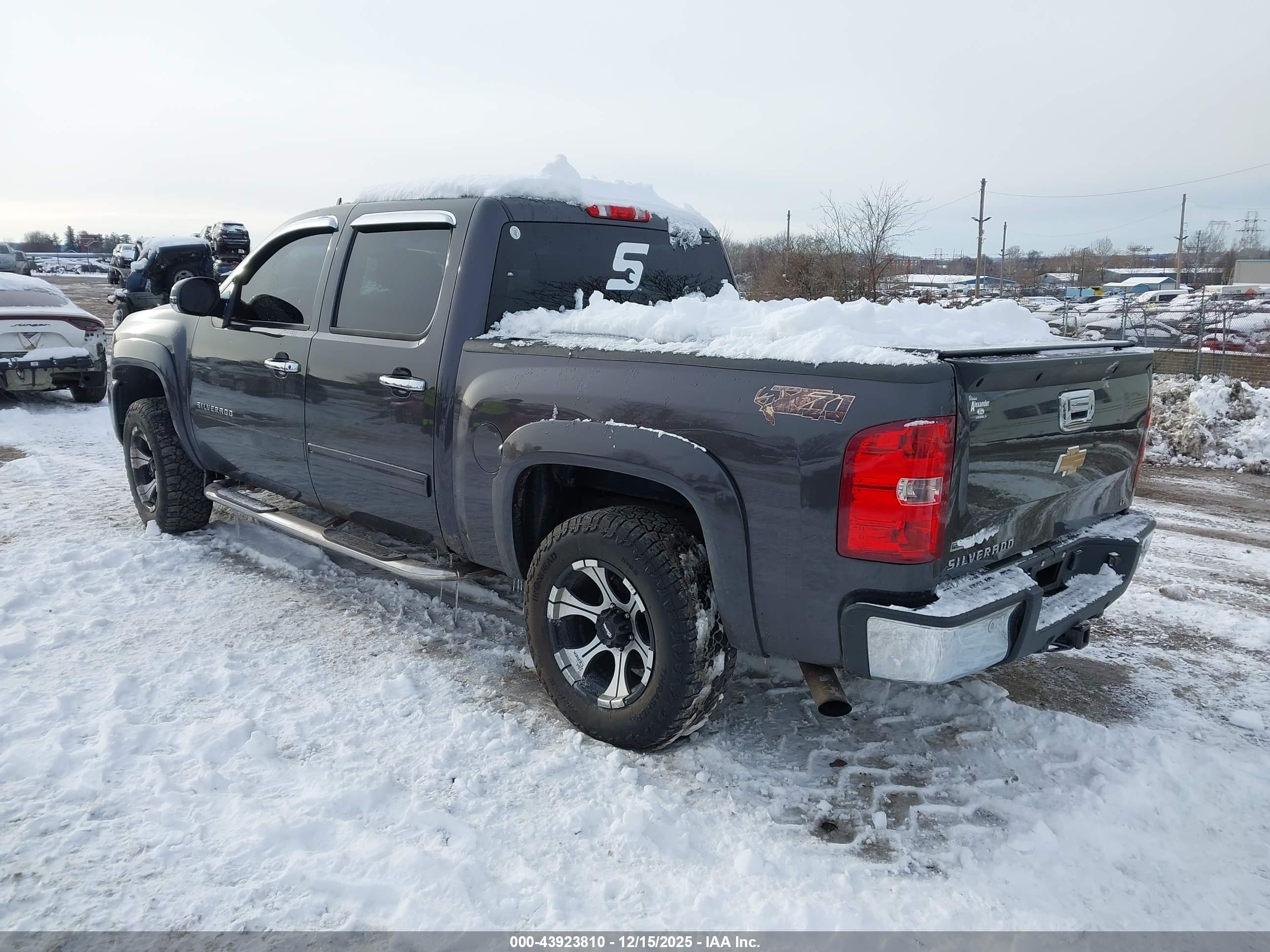 CHEVROLET SILVERADO image 3