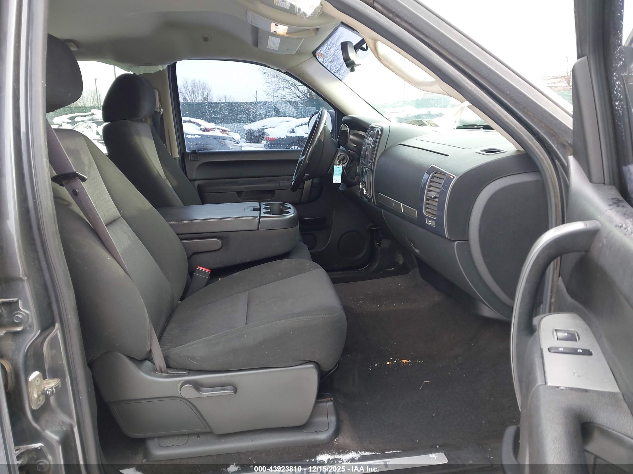 CHEVROLET SILVERADO image 5