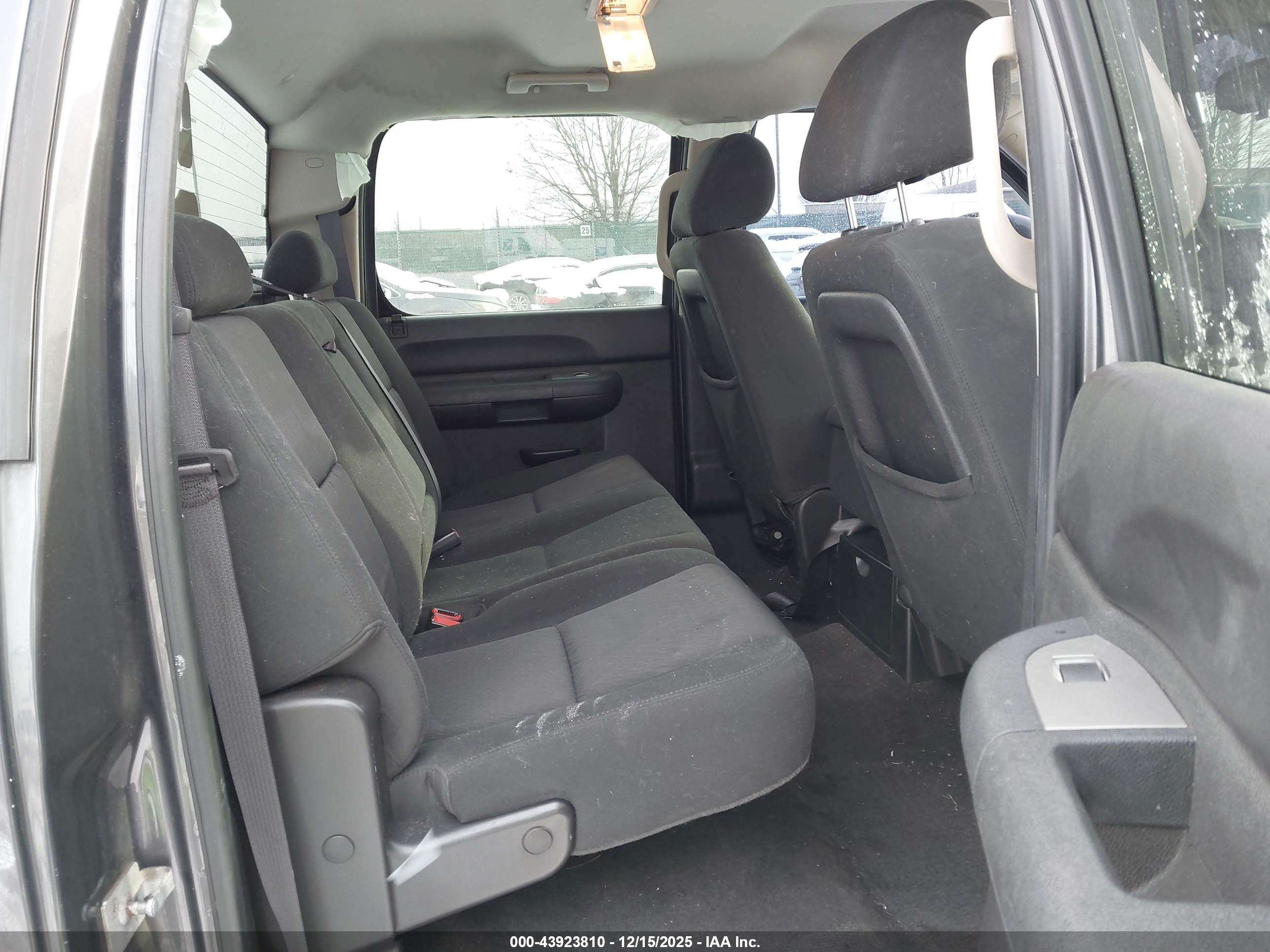 CHEVROLET SILVERADO image 8