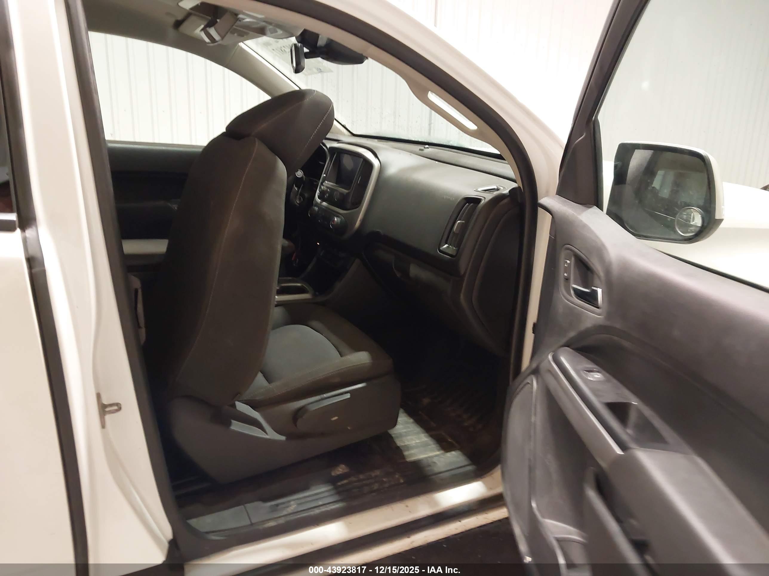CHEVROLET COLORADO image 5