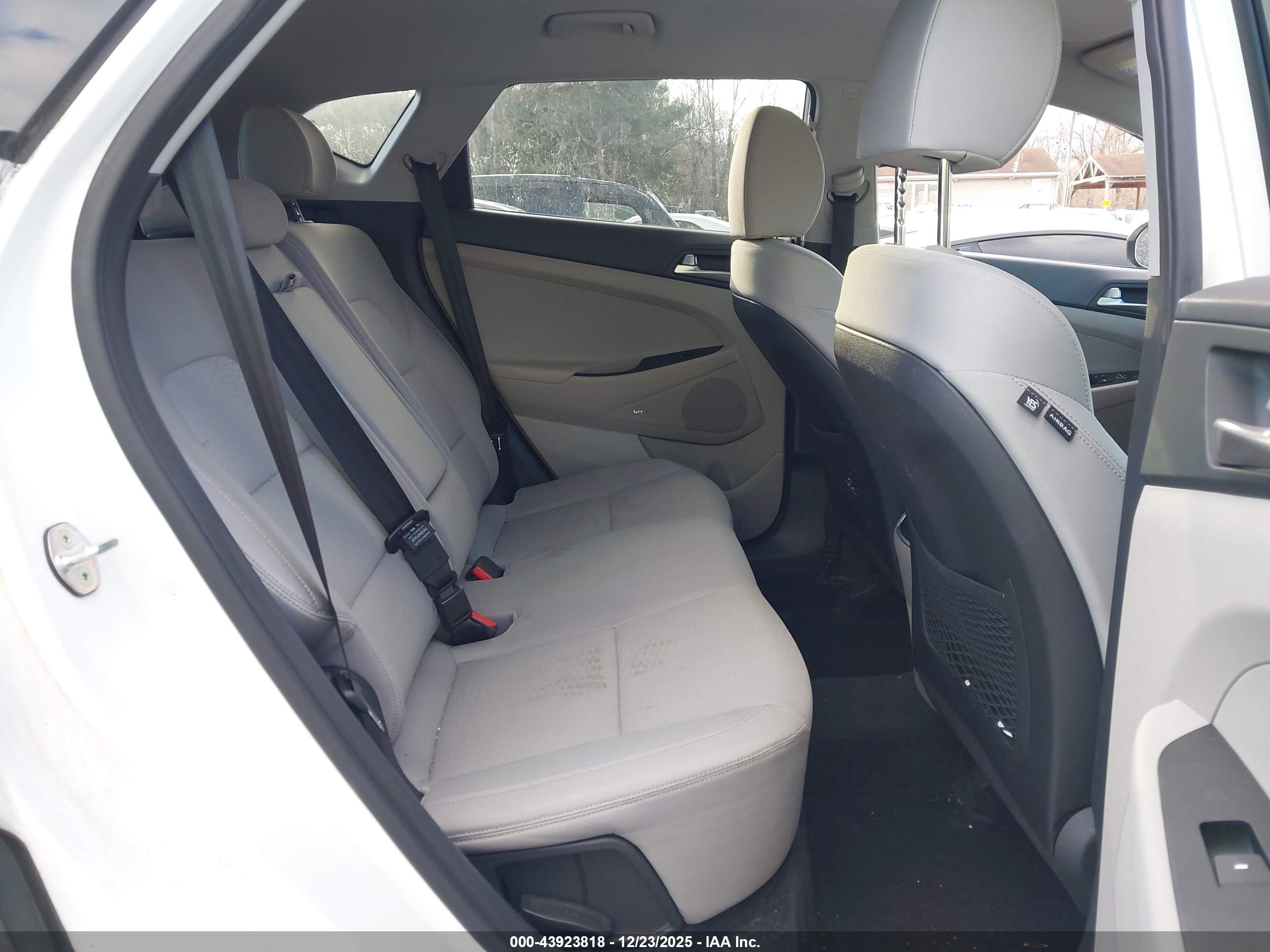 HYUNDAI TUCSON image 8