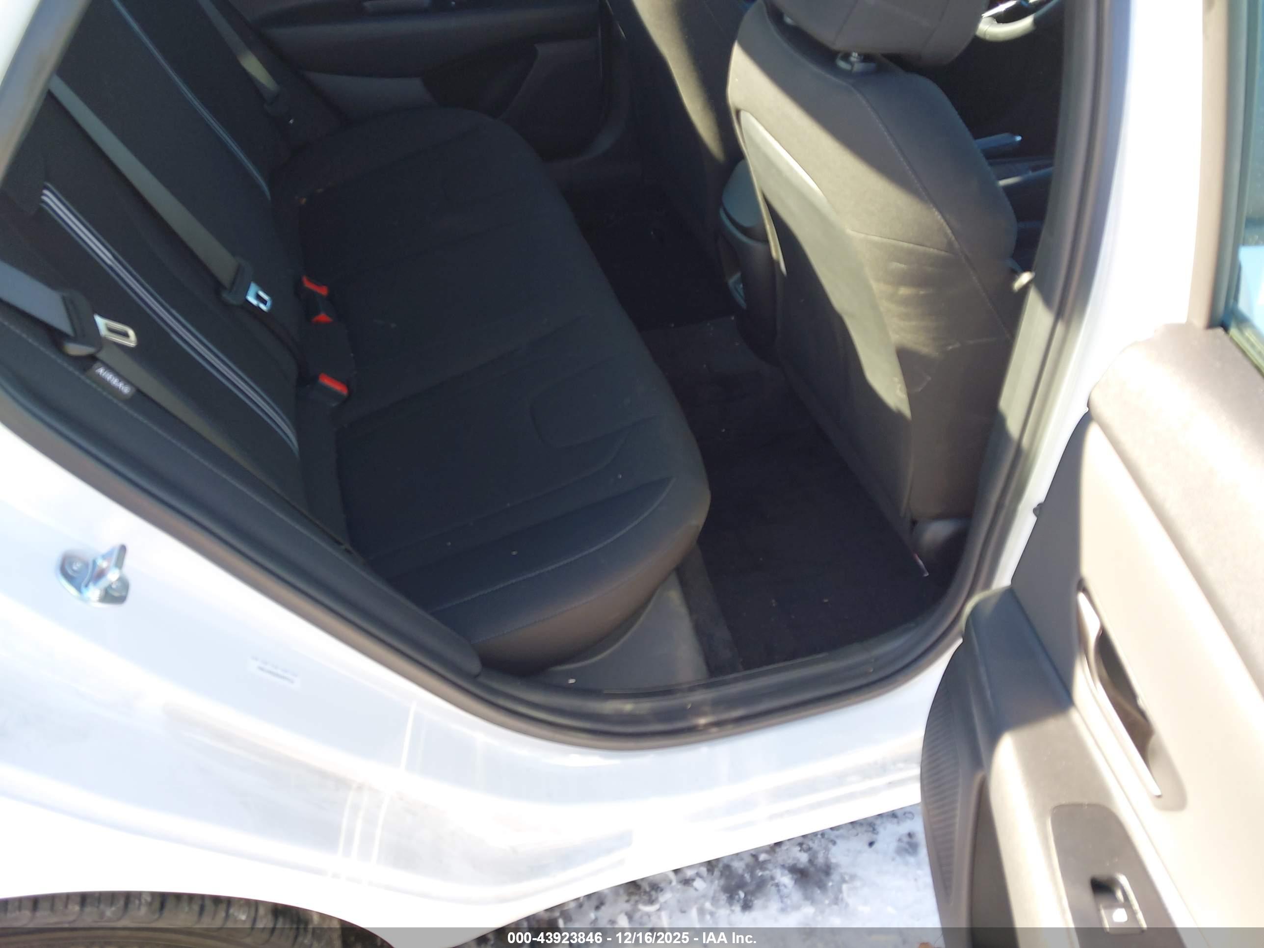 HYUNDAI ELANTRA image 8